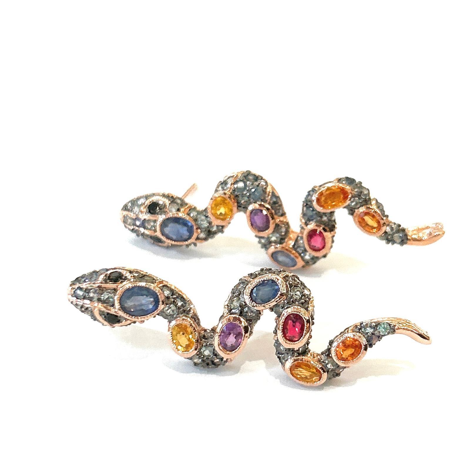 Anglo-indien Boucles d'oreilles Bochic Orient Serpent en or et argent 18 carats serties de rubis et de plusieurs saphirs en vente