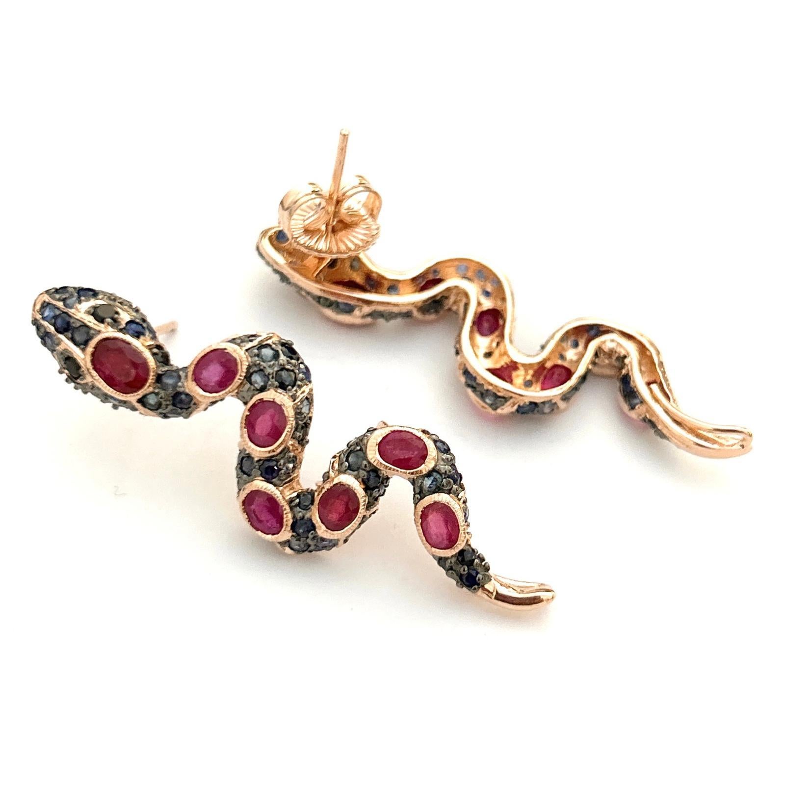 Taglio brillante Orecchini a serpente con rubino e zaffiri multipli di Bochic 