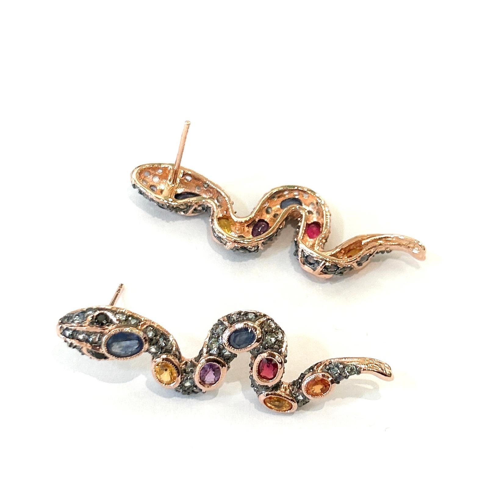 Taille brillant Boucles d'oreilles Bochic Orient Serpent en or et argent 18 carats serties de rubis et de plusieurs saphirs en vente