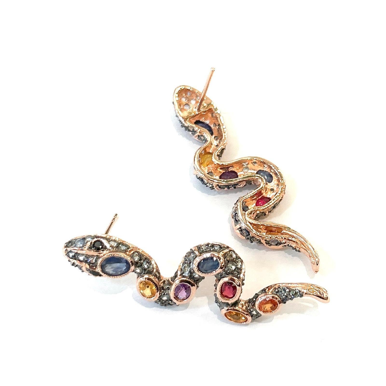 Boucles d'oreilles Bochic Orient Serpent en or et argent 18 carats serties de rubis et de plusieurs saphirs Neuf - En vente à New York, NY