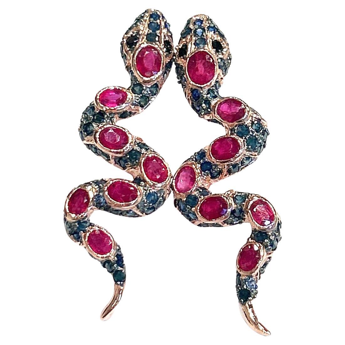 Pendientes Bochic "Oriente" de rubí y zafiro múltiple en forma de serpiente, engastados en oro de 18 quilates y plata