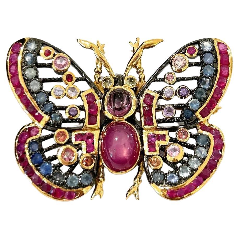 Broche Bochic "Oriente" de rubí, zafiros múltiples y espina dorsal, engastado en oro de 18 quilates y plata