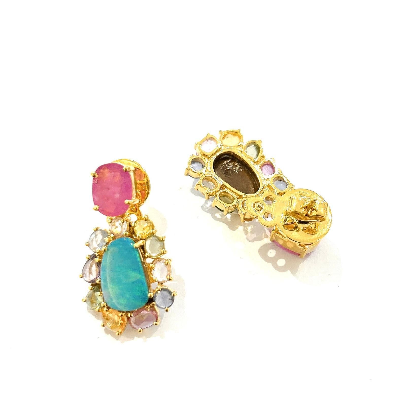 Belle Époque Boucles d'oreilles Bochic Orient en or et argent 18 carats serties de rubis, d'opales et de plusieurs saphirs en vente