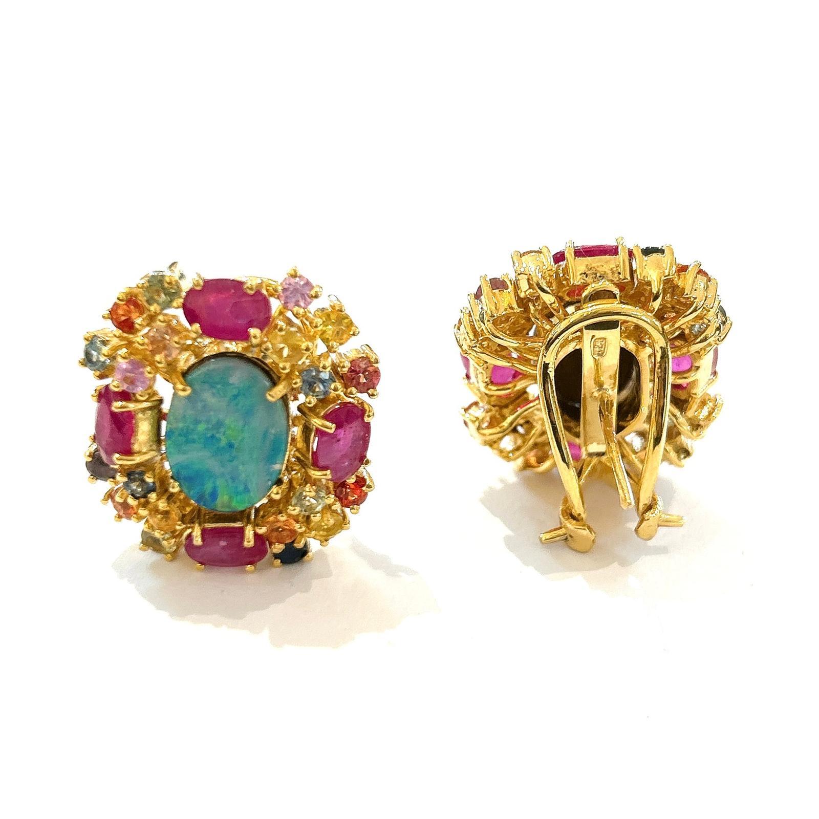 Bochic Orient-Ohrringe aus 18 Karat Gold und Silber mit Rubin, Opal und mehreren Saphiren im Zustand „Neu“ in New York, NY