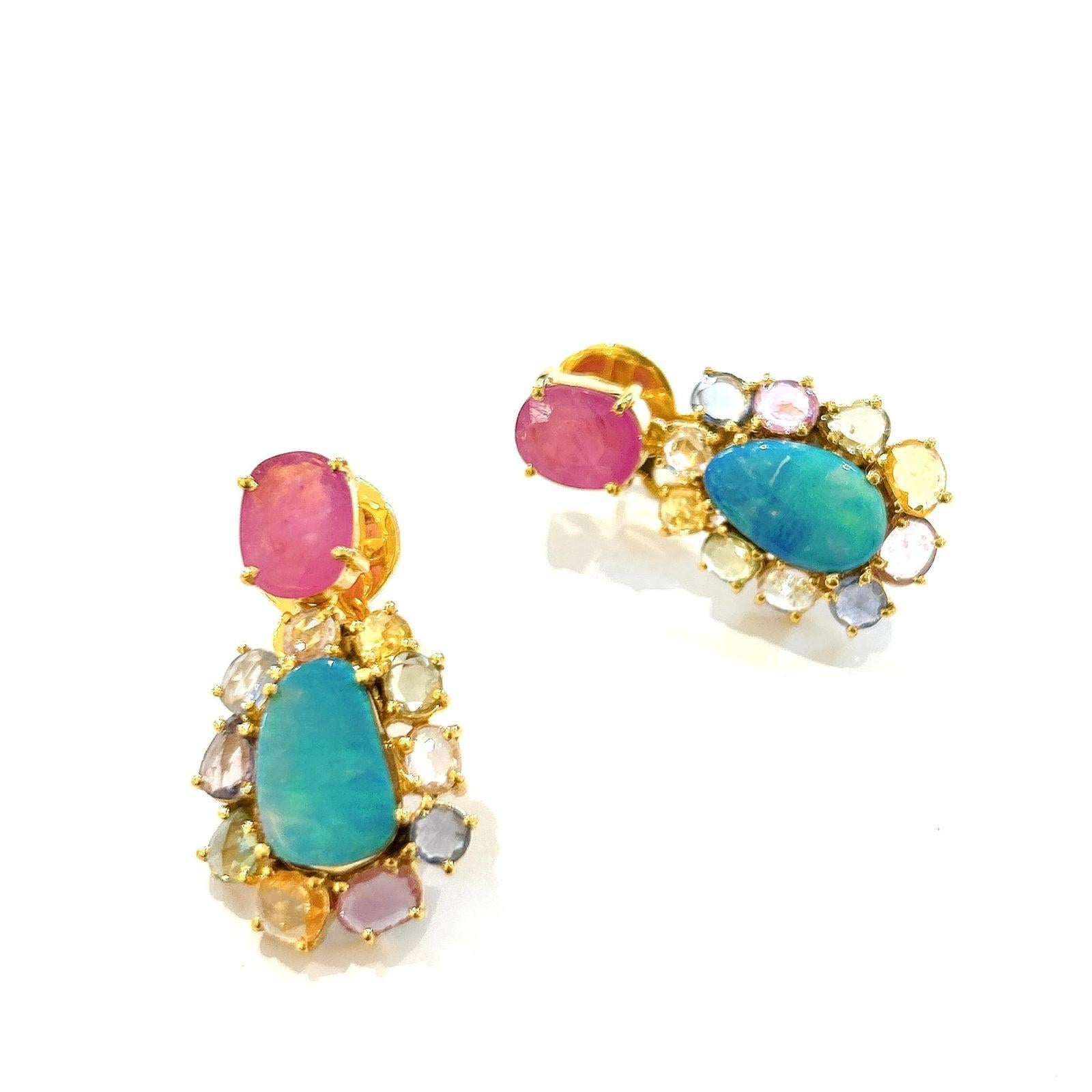 Boucles d'oreilles Bochic Orient en or et argent 18 carats serties de rubis, d'opales et de plusieurs saphirs Neuf - En vente à New York, NY