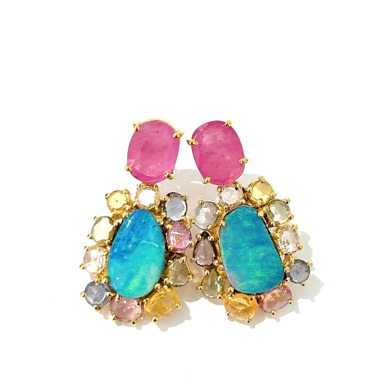 Boucles d'oreilles Bochic Orient en or et argent 18 carats serties de rubis, d'opales et de plusieurs saphirs Unisexe en vente
