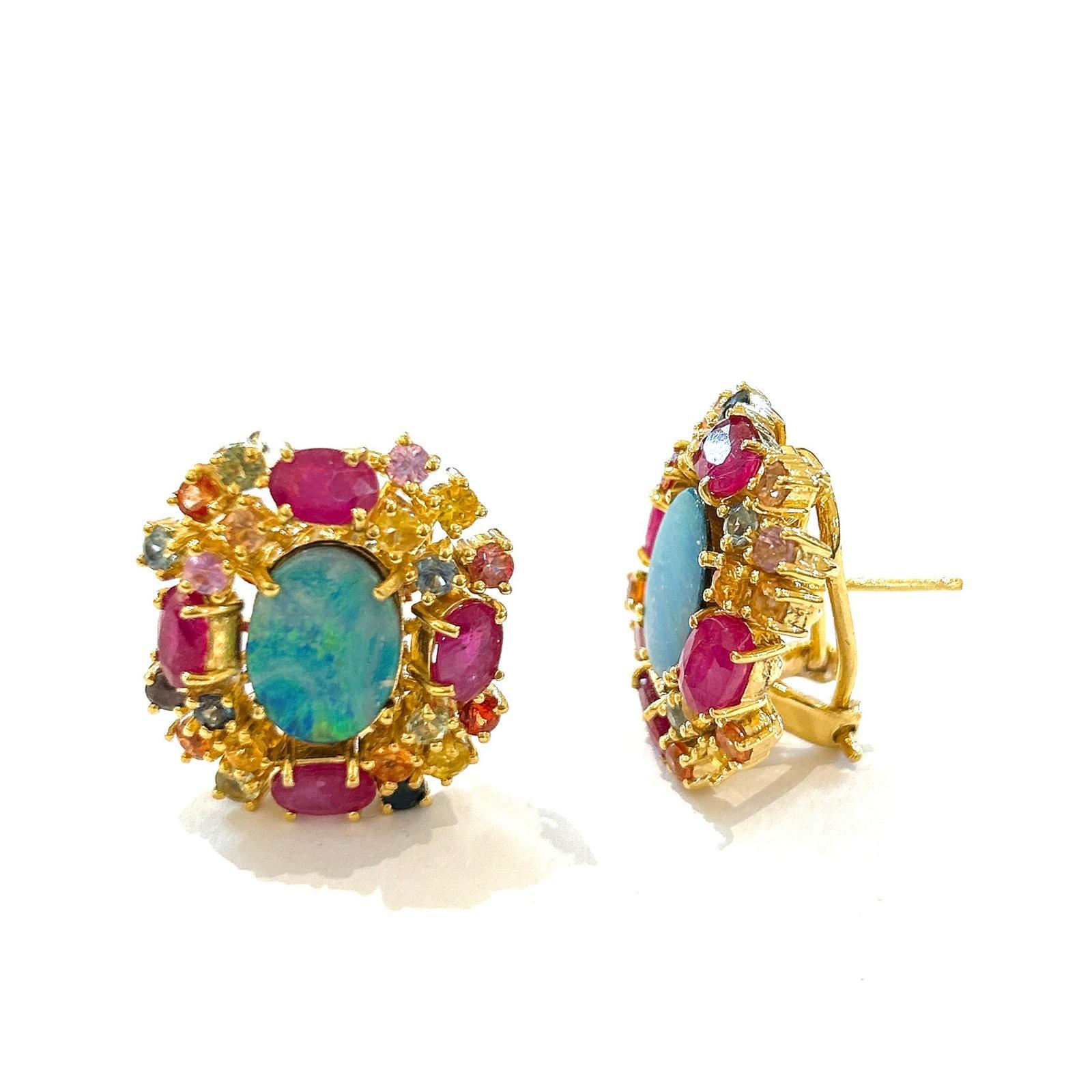 Bochic Orient-Ohrringe aus 18 Karat Gold und Silber mit Rubin, Opal und mehreren Saphiren 1