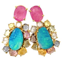 Boucles d'oreilles Bochic Orient en or et argent 18 carats serties de rubis, d'opales et de plusieurs saphirs