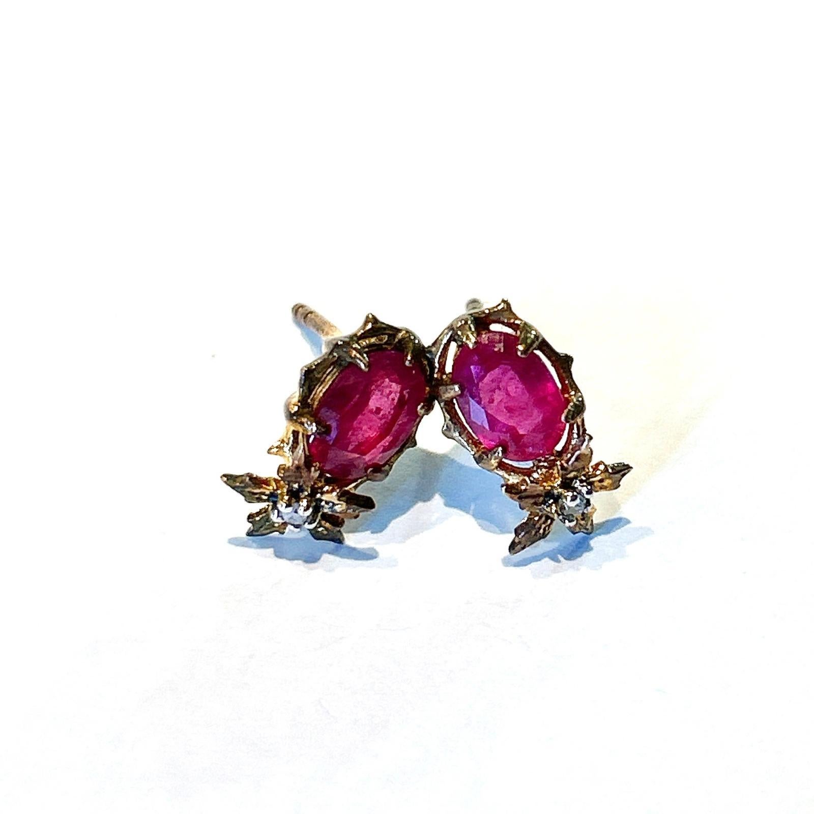 Bochic Orient-Ohrringe aus 18 Karat Gold und Silber mit Rubin und Diamanten im Rosenschliff 

Natürliche Rubine - 4 Karat 
Natürliche Diamanten im Rosenschliff - 0,40 Karat 

Die Ohrringe aus der Reisekollektion 