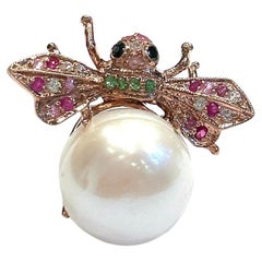 Broche Bochic "Oriente" de rubí, zafiro, perla y esmeralda engastado en oro de 18 quilates y plata