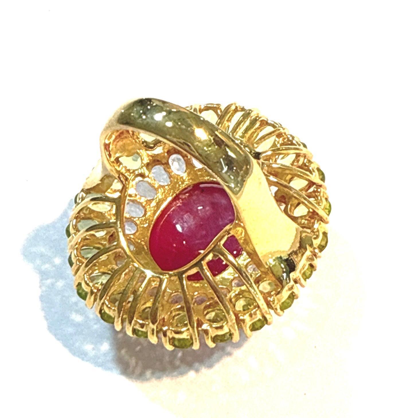 Barocco Anello da cocktail con rubino, peridoto e gemme multiple di Bochic 