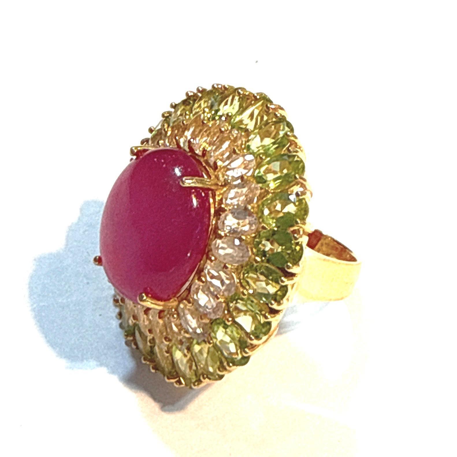 Anello da cocktail con rubino, peridoto e gemme multiple di Bochic 