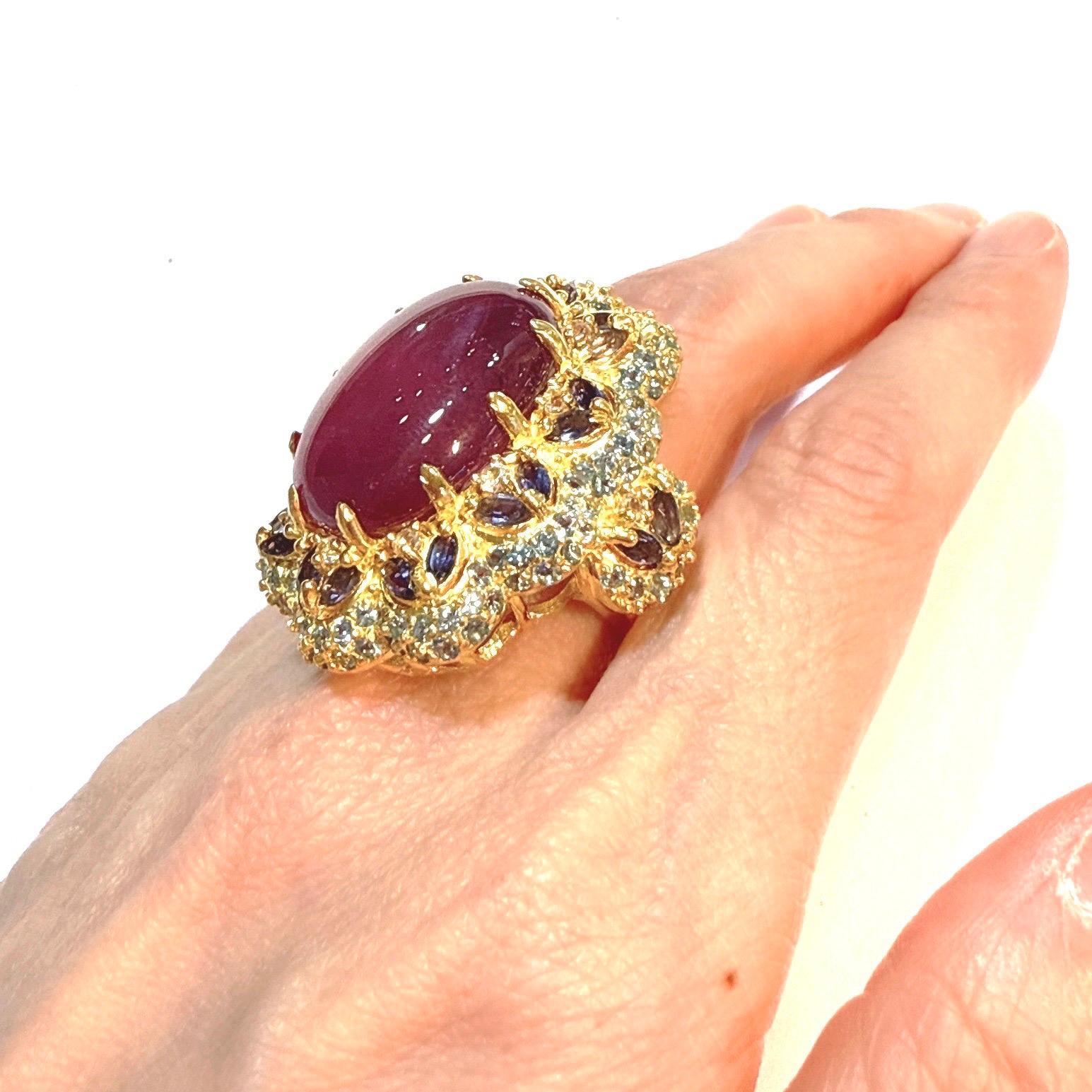 Anello da cocktail con rubino, peridoto e gemme multiple di Bochic 