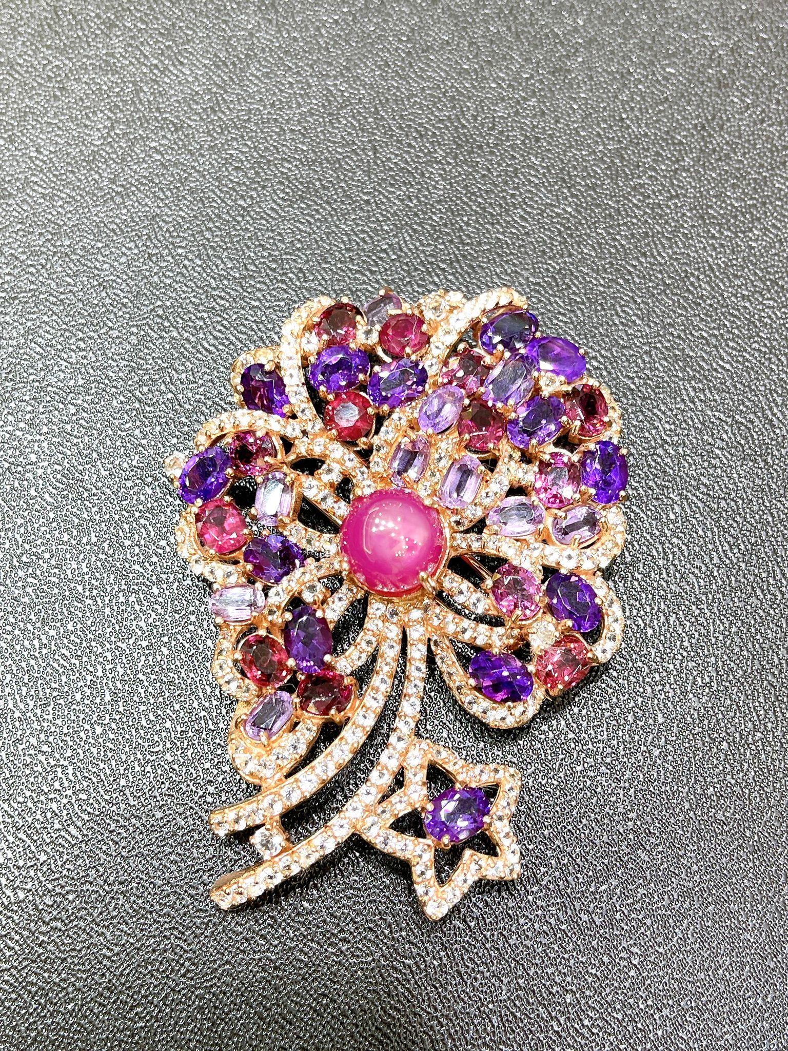 Broche Bochic Orient en or et argent 18 carats sertie de rubis, topaze et améthyste 

Peut être porté en broche et en pendentif 

Rubis rouge naturel  - 8 carats 
Améthyste naturelle - 6 carat 
Rodorite naturelle - 5 carats 
Topaze blanche naturelle