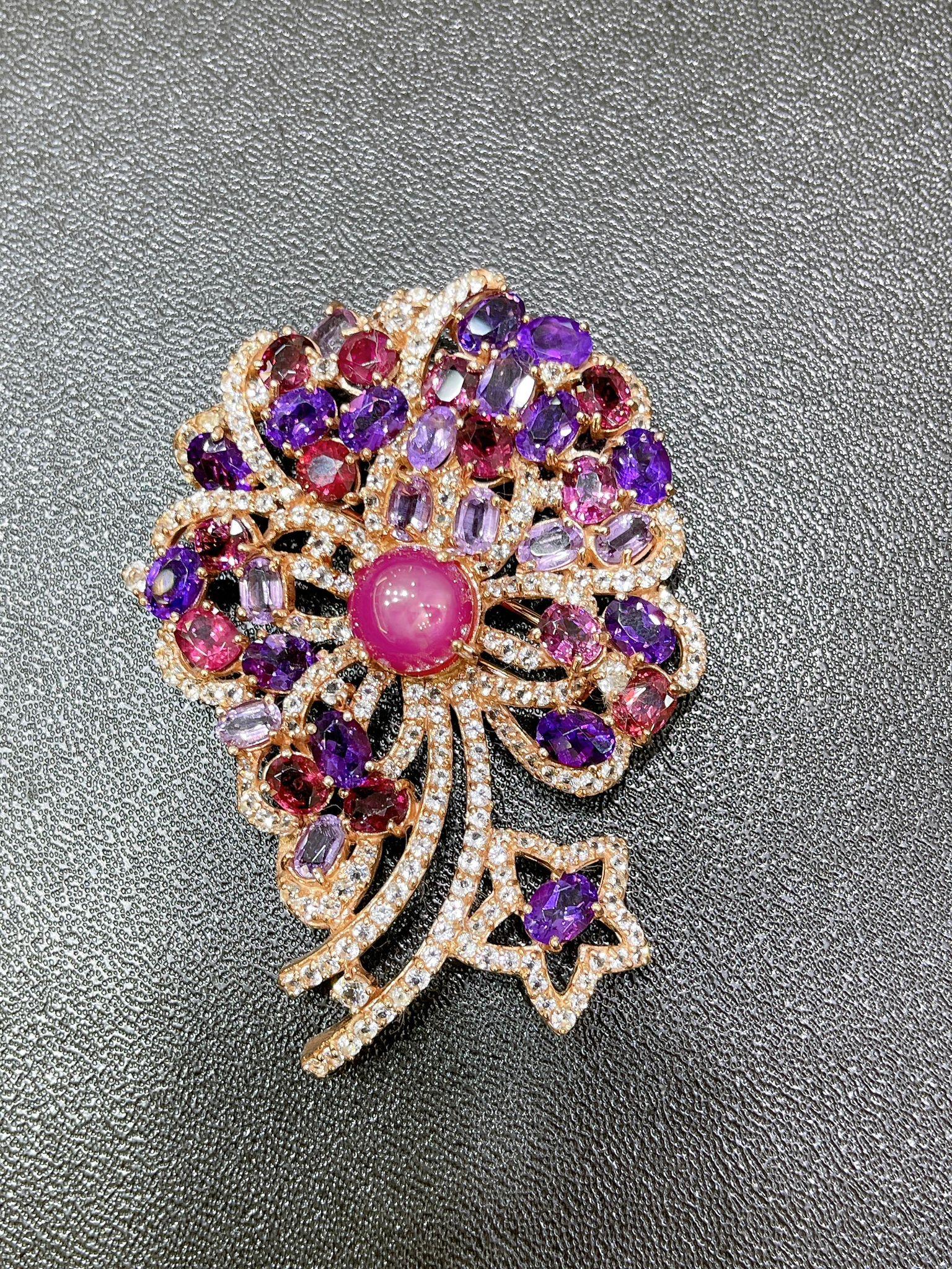 Taille brillant Broche Bochic Orient en or et argent 18 carats sertie de rubis, topaze et améthyste en vente