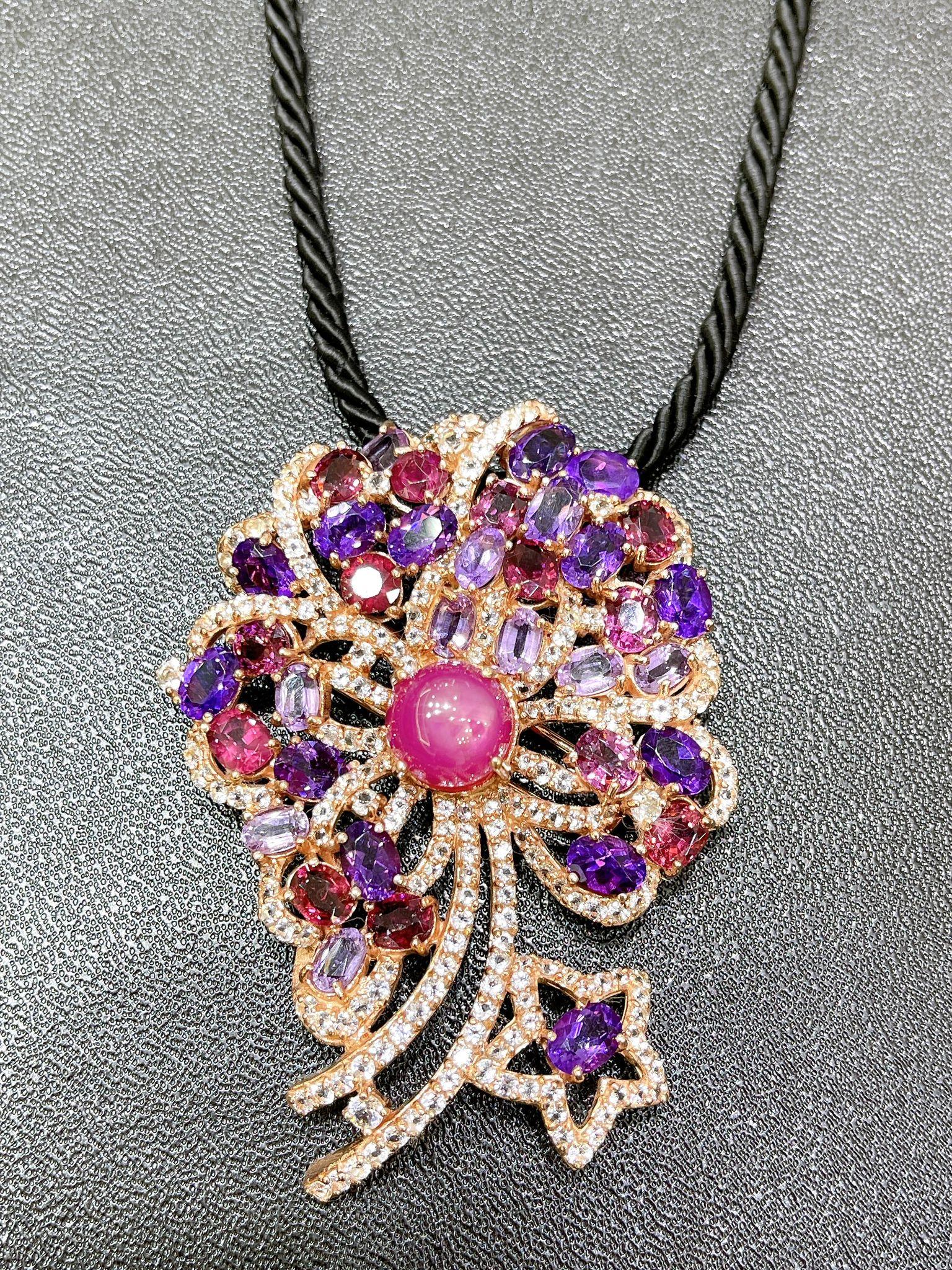 Broche Bochic Orient en or et argent 18 carats sertie de rubis, topaze et améthyste Neuf - En vente à New York, NY