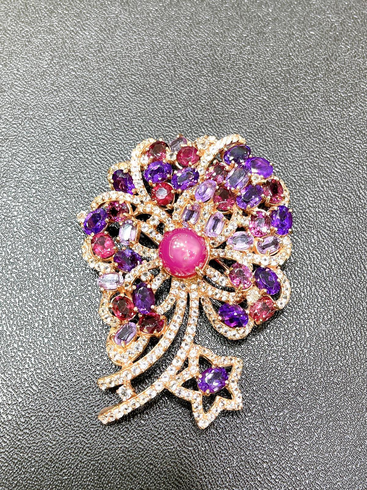Broche Bochic Orient en or et argent 18 carats sertie de rubis, topaze et améthyste Pour femmes en vente