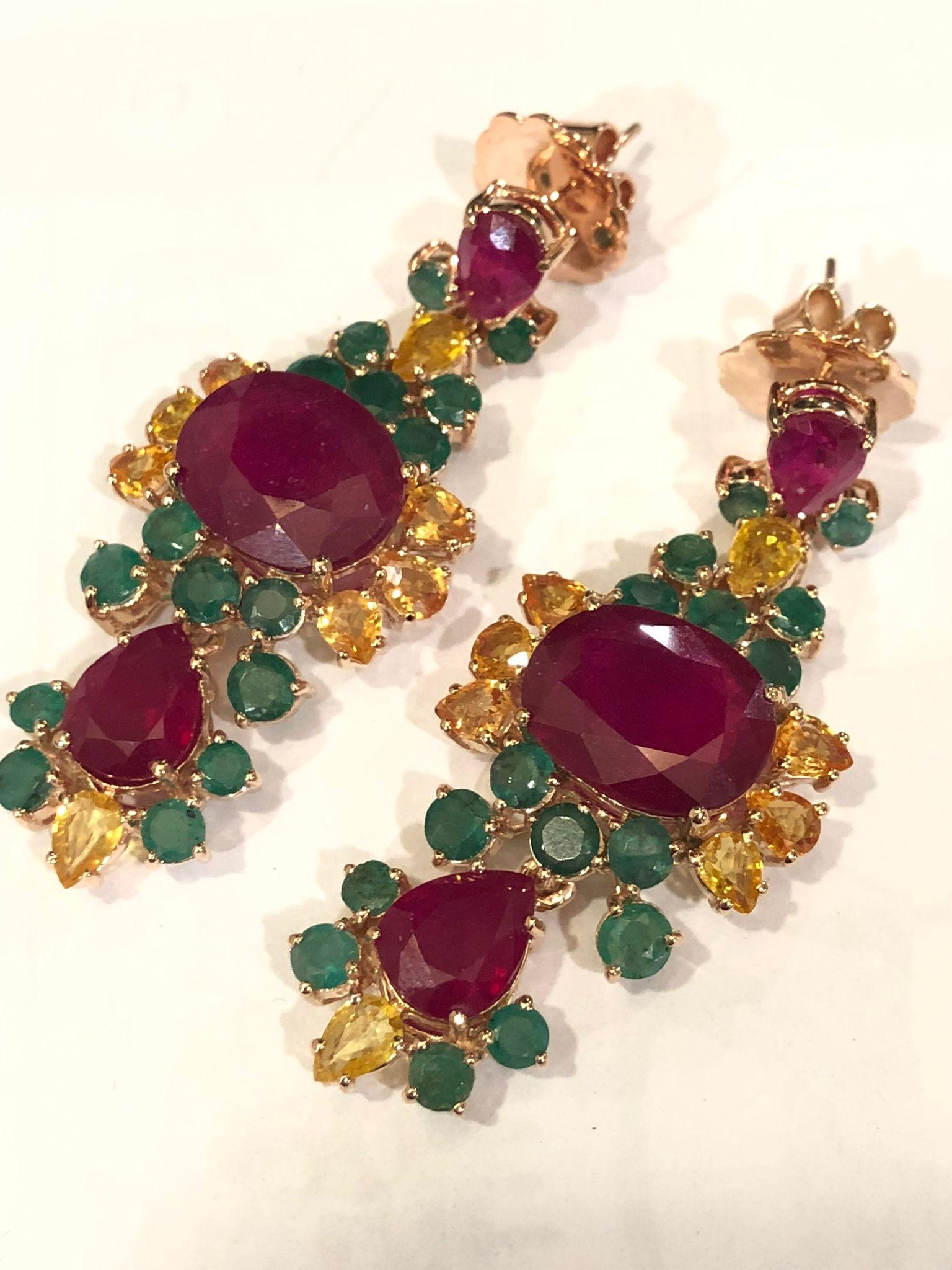 Barocco Bochic “Orient” Ruby, Yellow Sapphire & Emerald Earrings Set 18K Gold & Silver in vendita
