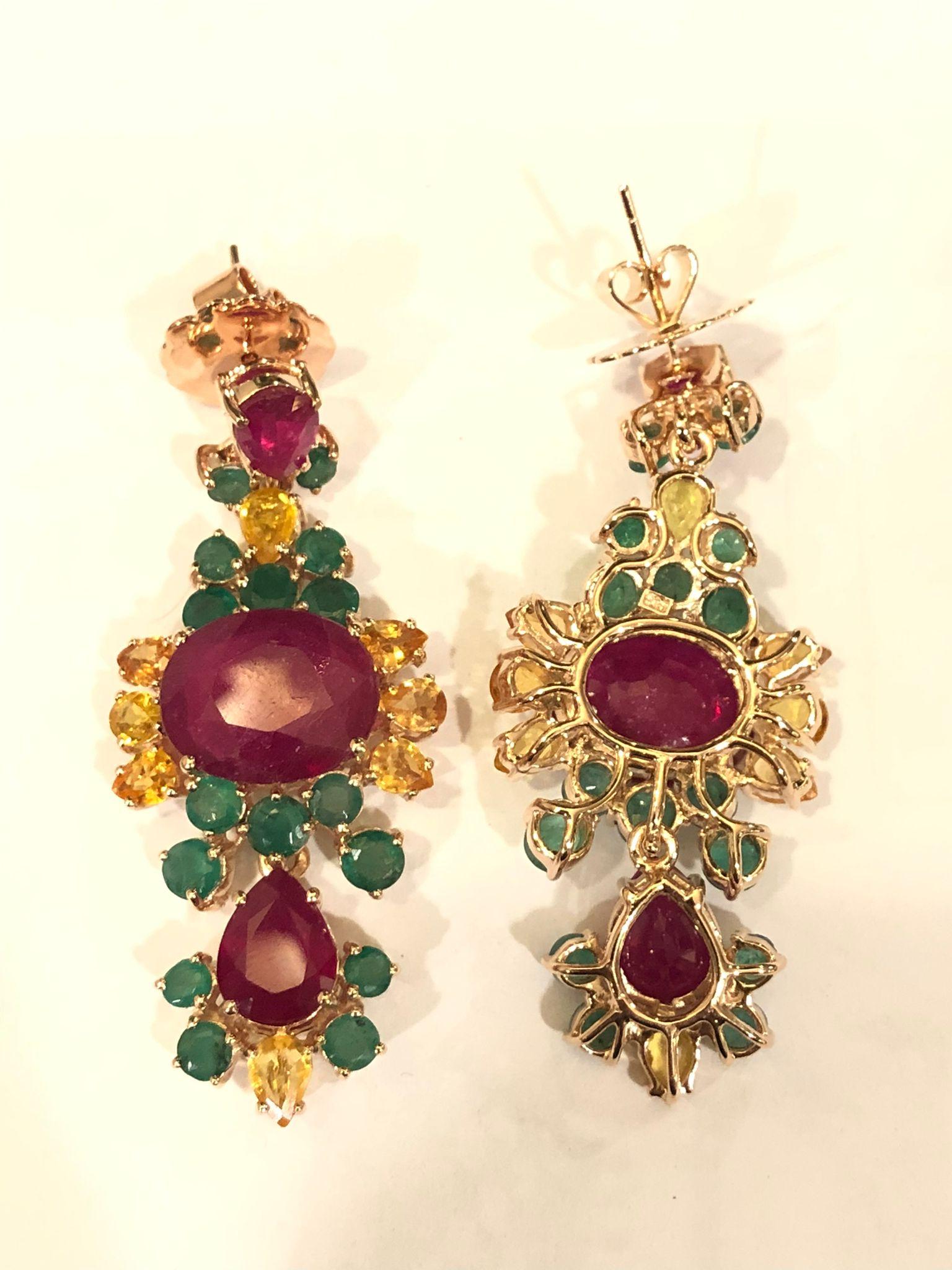 Taglio brillante Bochic “Orient” Ruby, Yellow Sapphire & Emerald Earrings Set 18K Gold & Silver in vendita