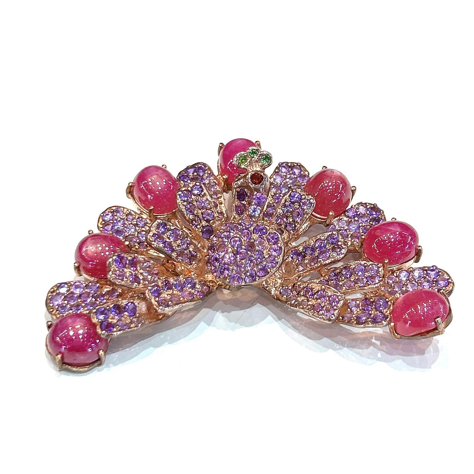 Bochic  Orient Saphir, Amethyst & Rubin Brosche Set in 18K Gold & Silber

Natürlicher Amethyst - 3 Karat
Natürlicher Rubin - 14 Karat 
Natürliche Saphire aus Sri Lanka - 3 Karat

Kann auch als Anhänger getragen werden. 

Die Brosche stammt aus der