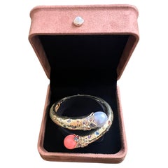 Bracelet jonc Bochic Orient saphir, corail et perles des mers du Sud 18 carats et argent