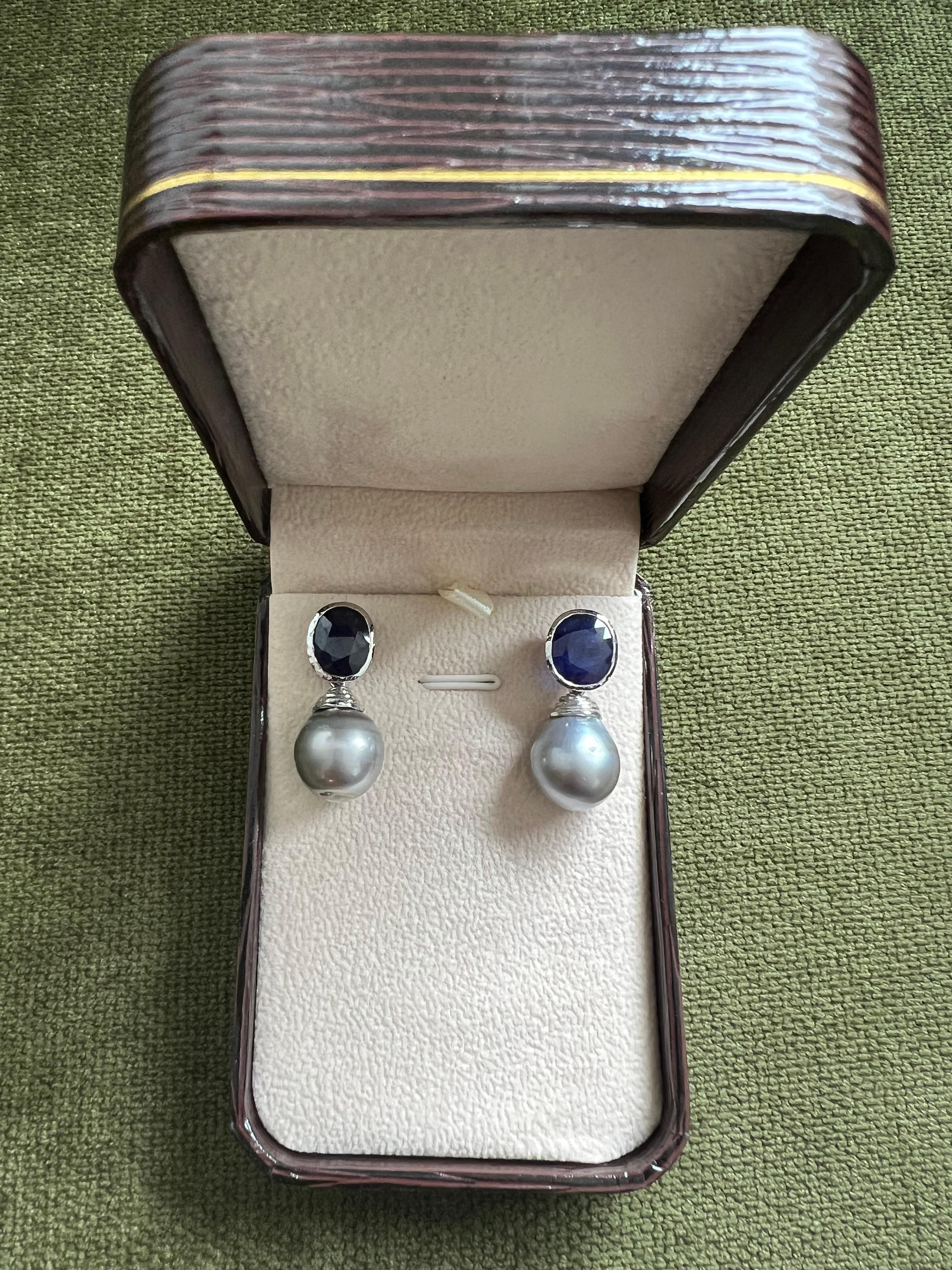 Ensemble boucles d'oreilles Bochic Orient en or et argent 18 carats, perles des mers du Sud et saphir bleu en vente 4