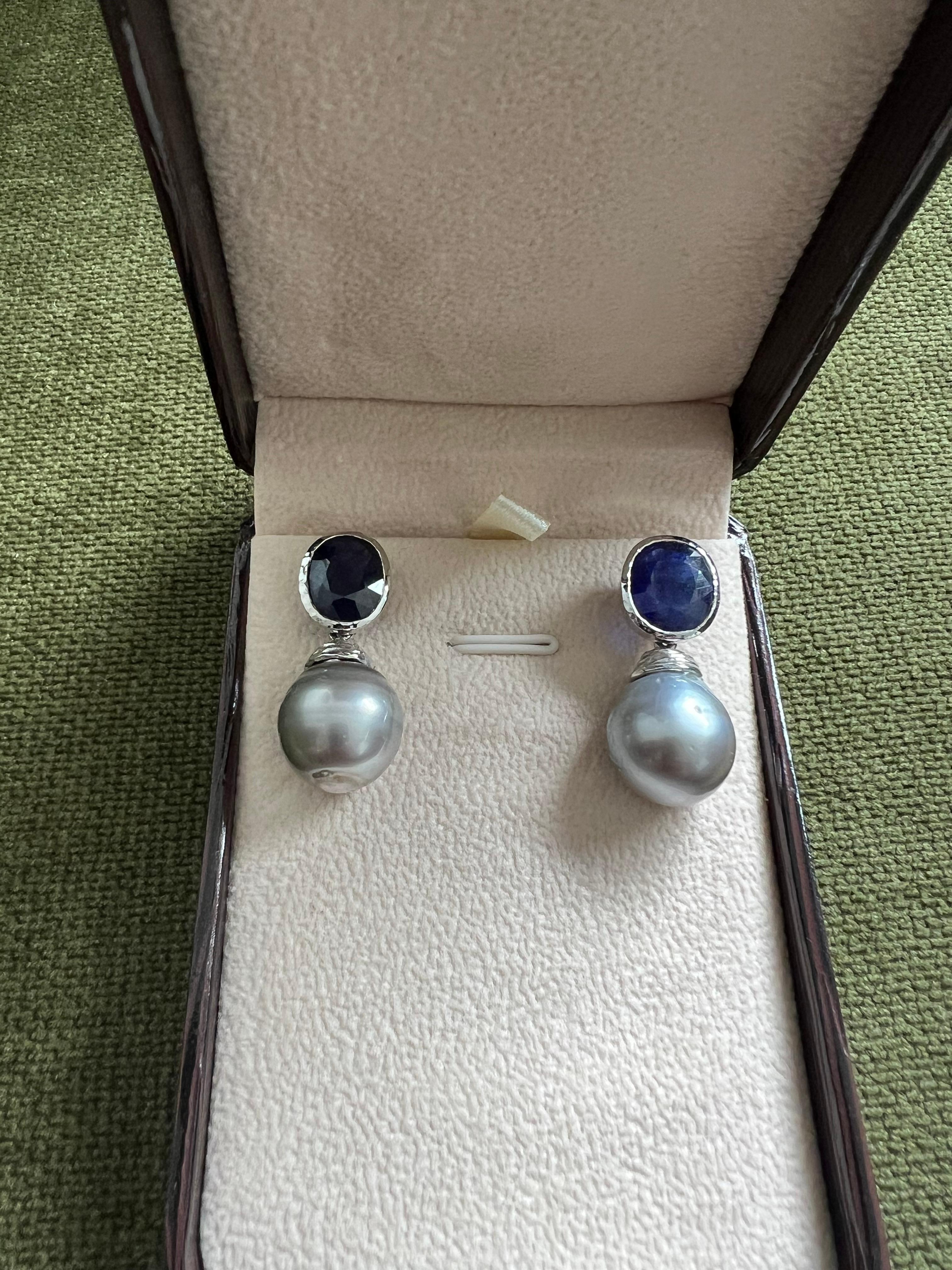 Ensemble boucles d'oreilles Bochic Orient en or et argent 18 carats, perles des mers du Sud et saphir bleu en vente 7