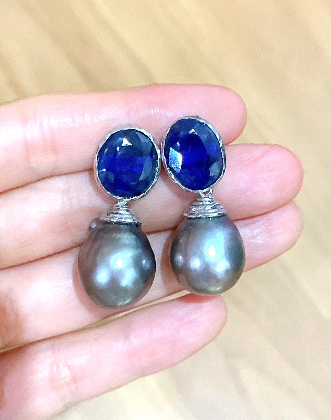 Rétro Ensemble boucles d'oreilles Bochic Orient en or et argent 18 carats, perles des mers du Sud et saphir bleu en vente