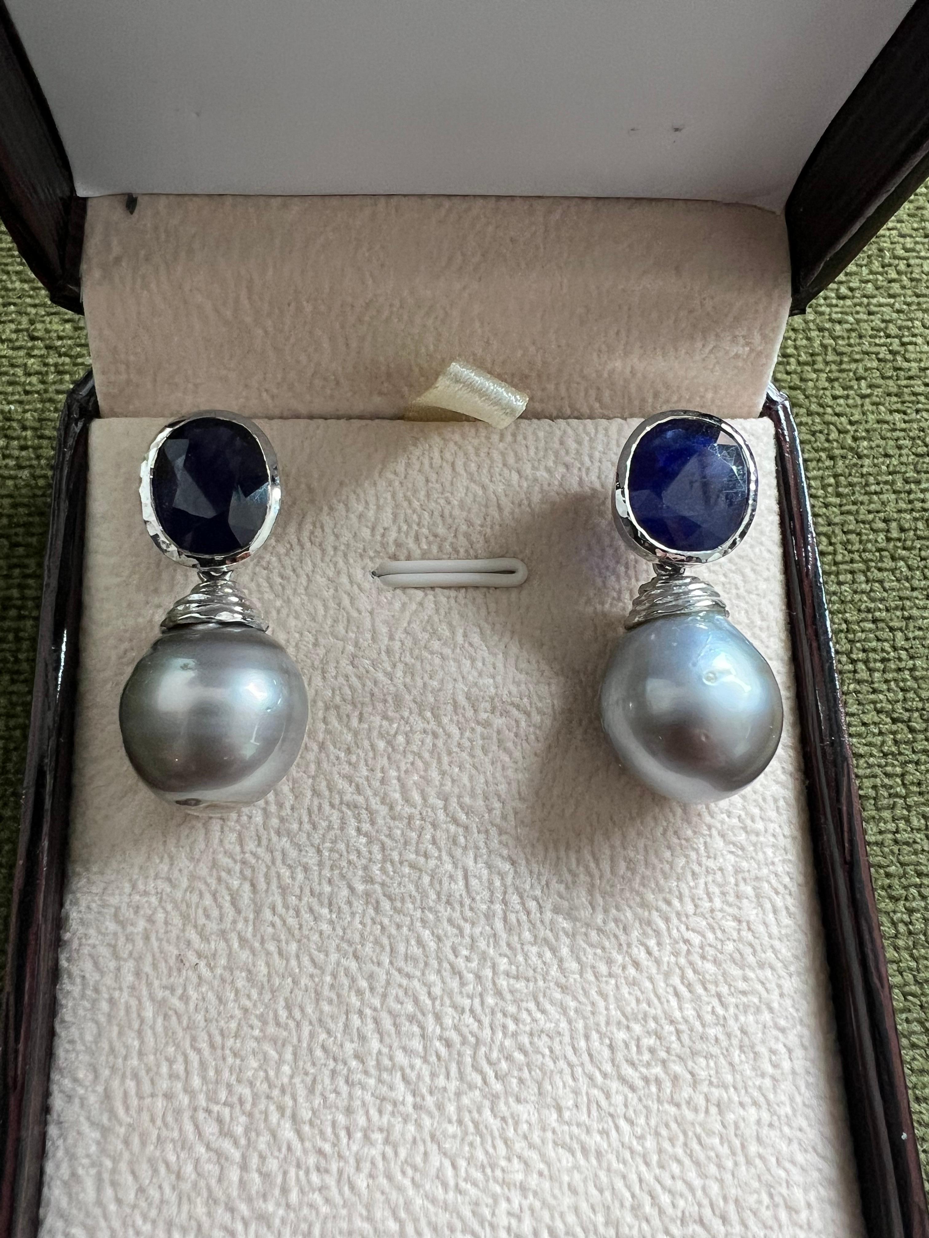Ensemble boucles d'oreilles Bochic Orient en or et argent 18 carats, perles des mers du Sud et saphir bleu Pour femmes en vente