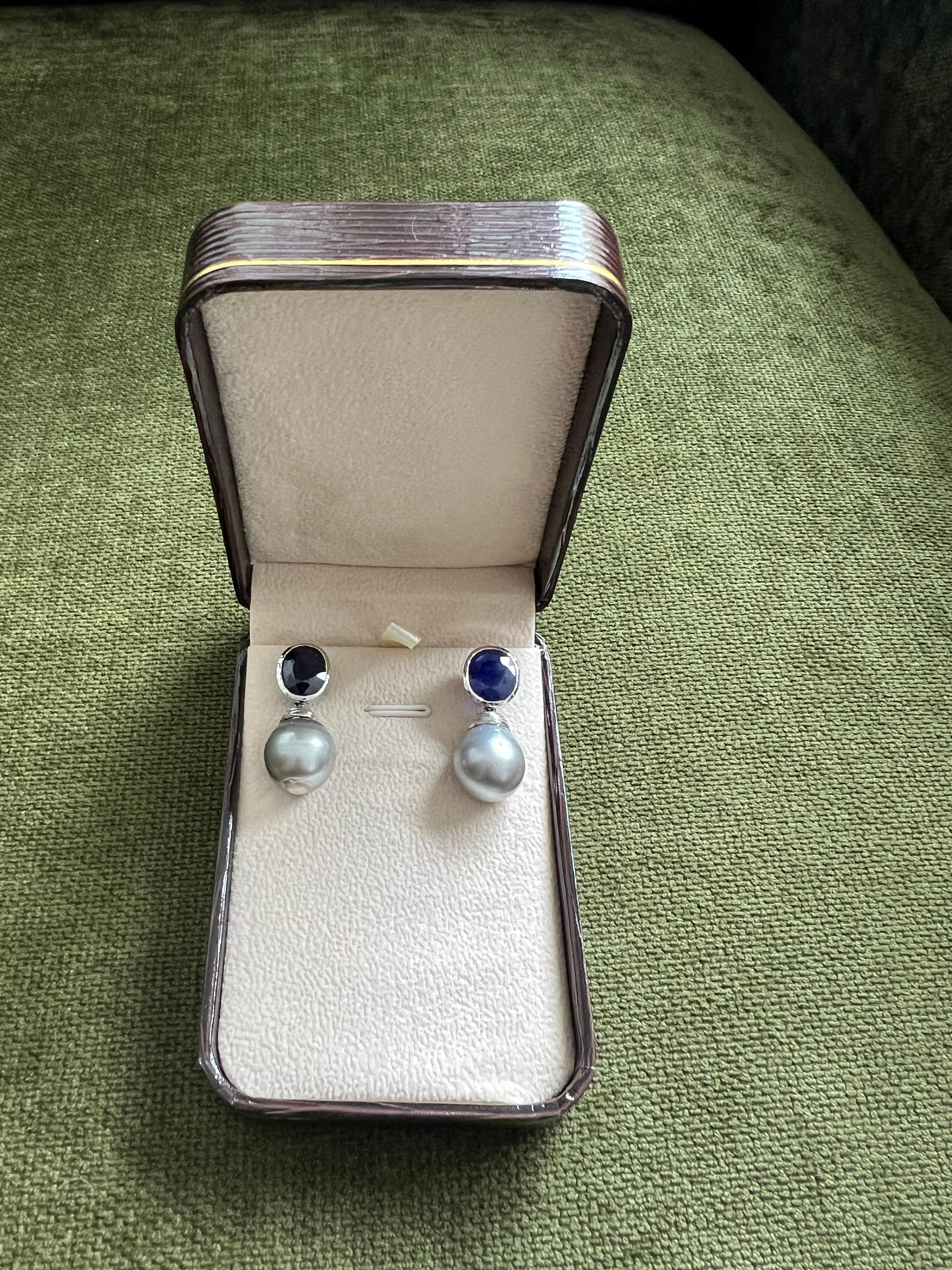 Ensemble boucles d'oreilles Bochic Orient en or et argent 18 carats, perles des mers du Sud et saphir bleu en vente 3