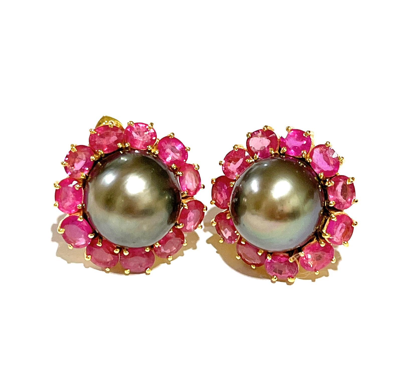 Bochic “Orient” South Sea Pearl & Ruby Earrings Set 18K Gold&Silver 

Natural Rubies - 10 carat 
Baroque south sea pearls 


The earrings from the 
