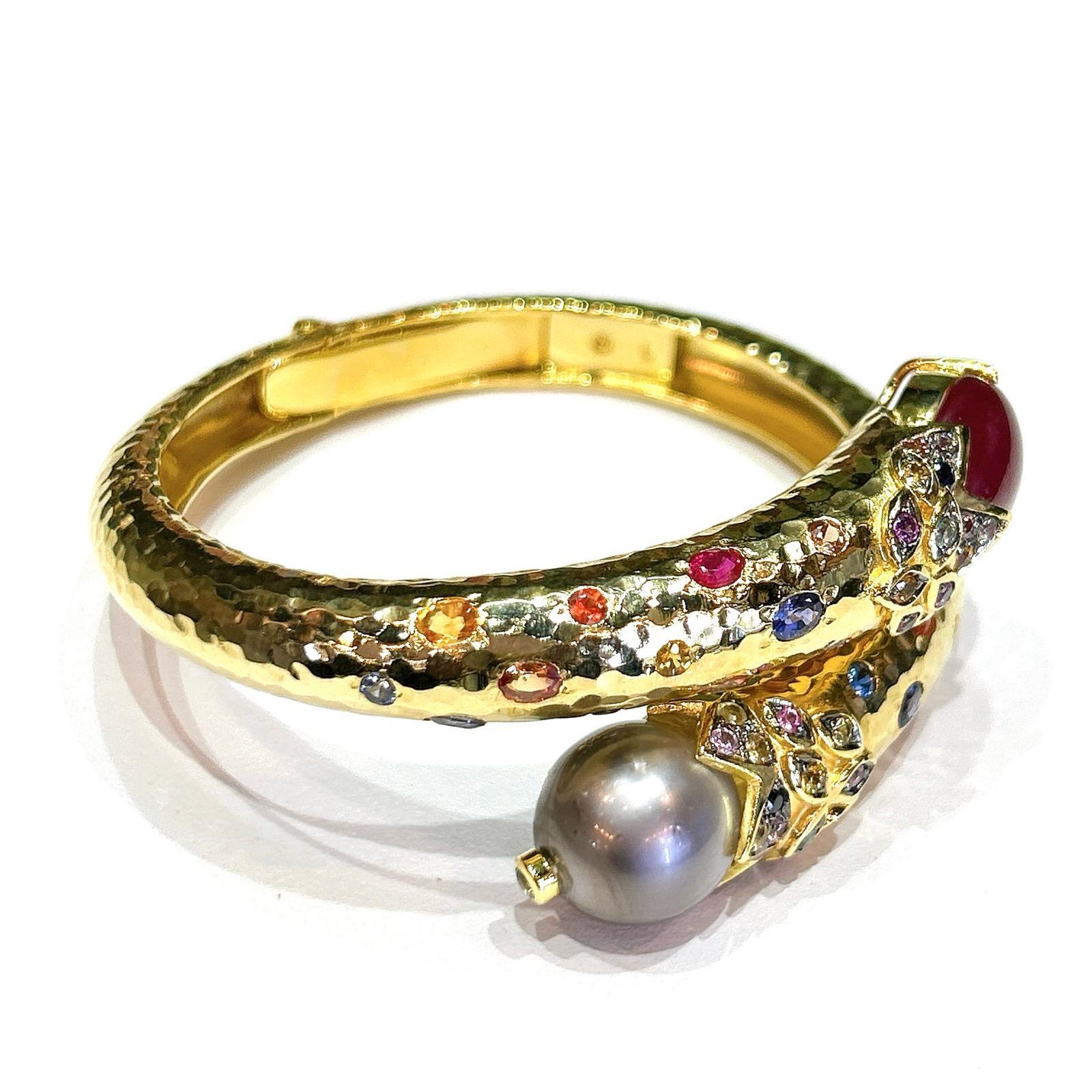 Baroque Bracelet jonc Bochic Orient en or et argent 18 carats serti de perles des mers du Sud, rubis et saphirs en vente