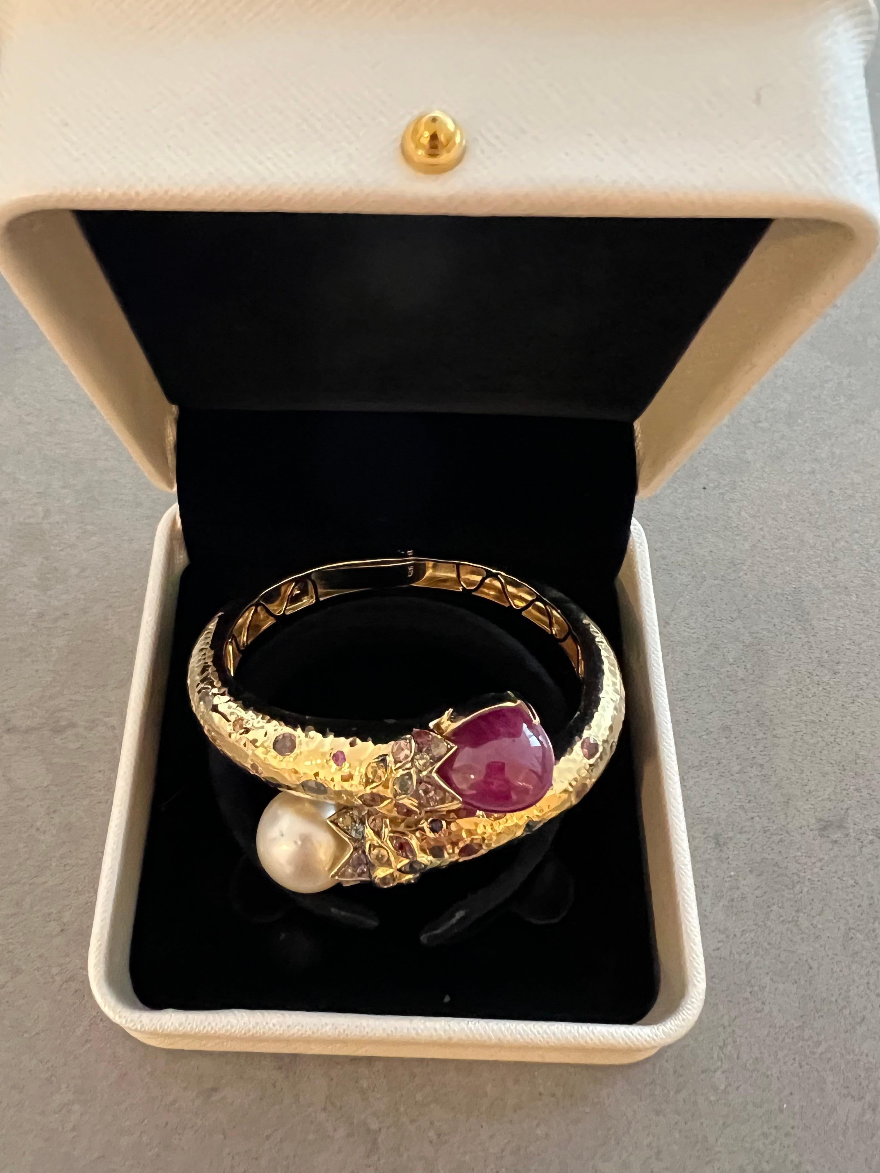 Bracelet jonc Bochic Orient en or et argent 18 carats serti de perles des mers du Sud, rubis et saphirs Pour femmes en vente