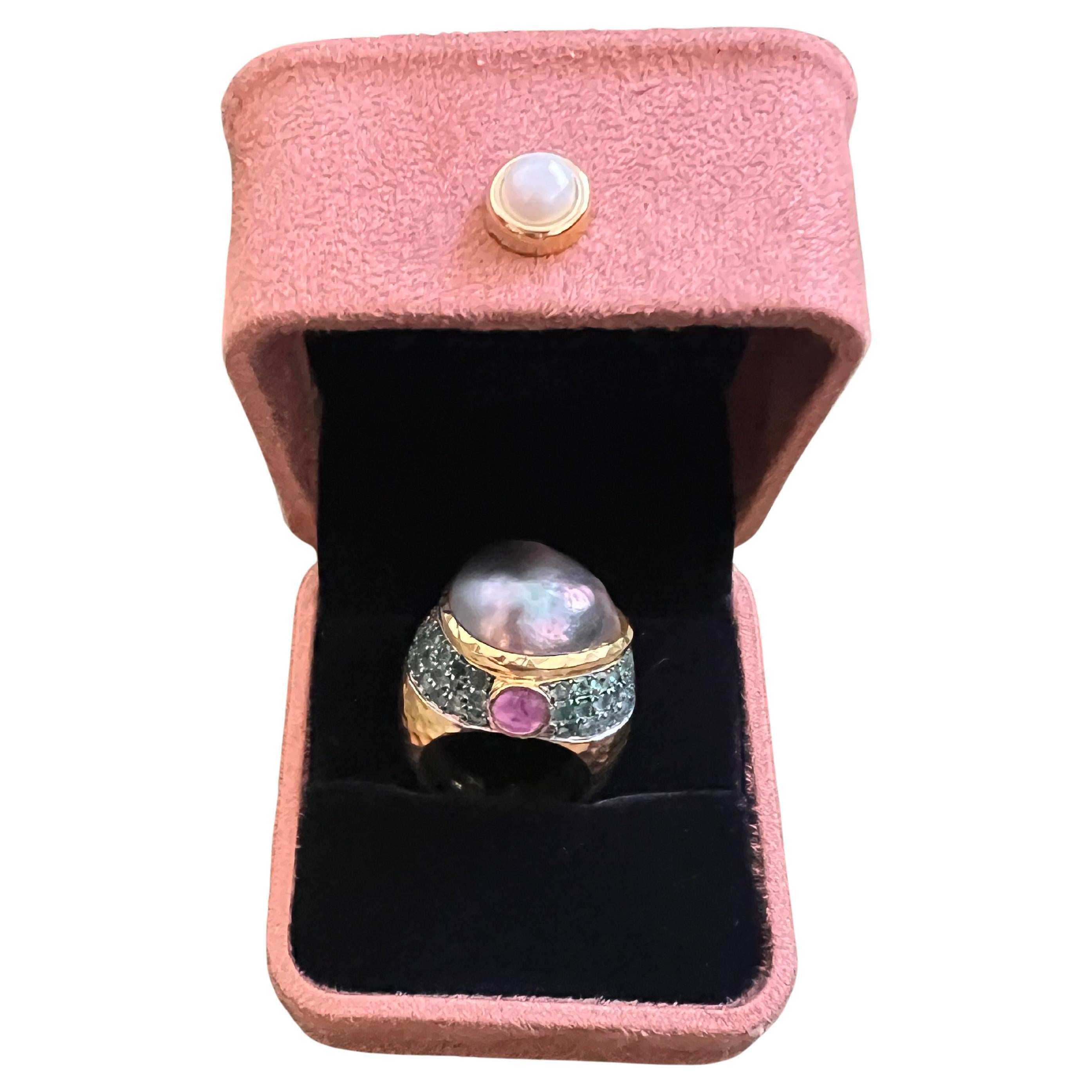 Bochic "Orient" Bague cocktail perles de Tahiti, émeraudes et rubis Or et argent 18K en vente