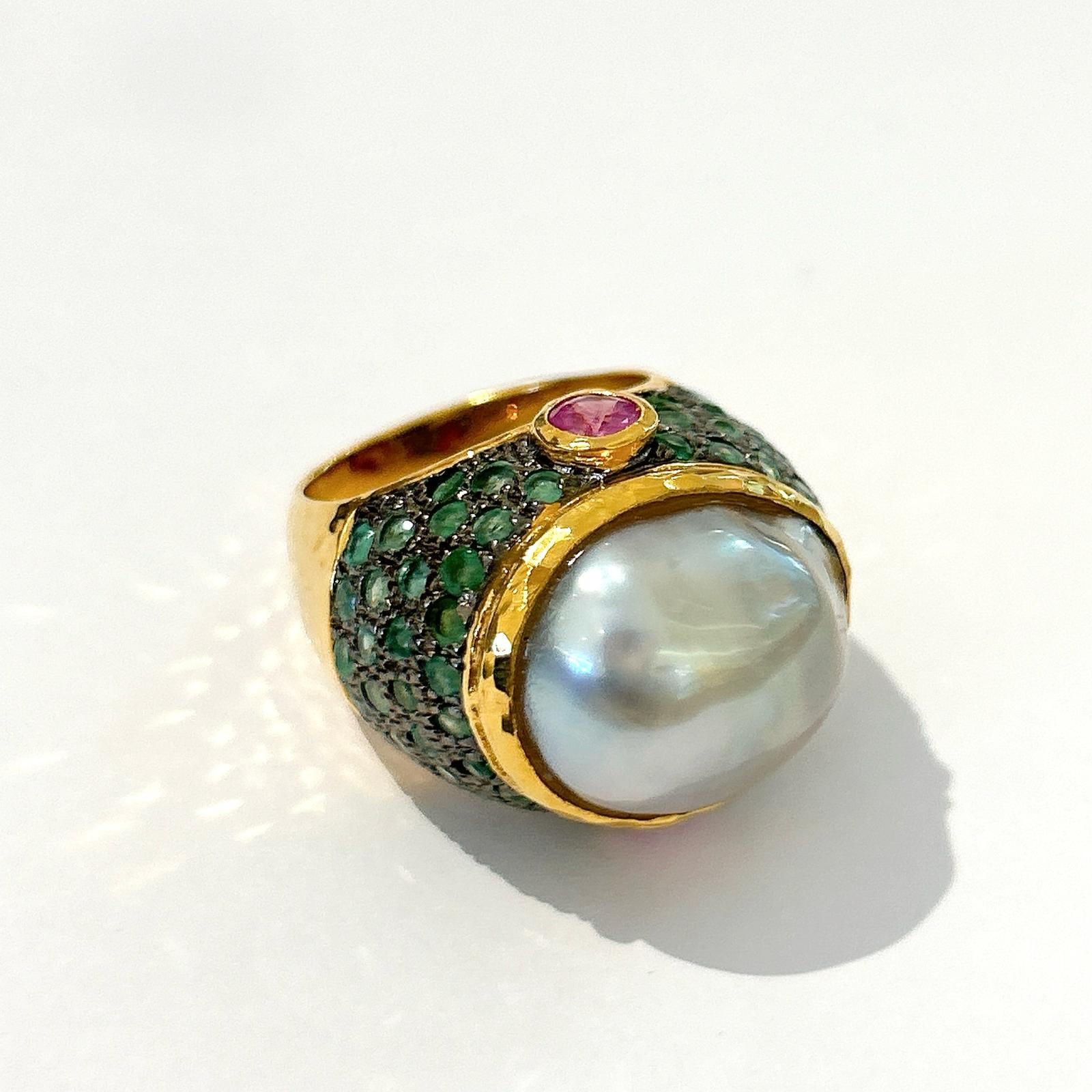 Bochic “Orient” Tahiti Pearl & Multi gem Ring Set In 18K Gold & Silver 

Brilliant Cut Natural Sapphires & Emeralds - 2 Carats 
Black South Sea Tahiti Pearl, Gray color, Pink tone 

The Ring from the 