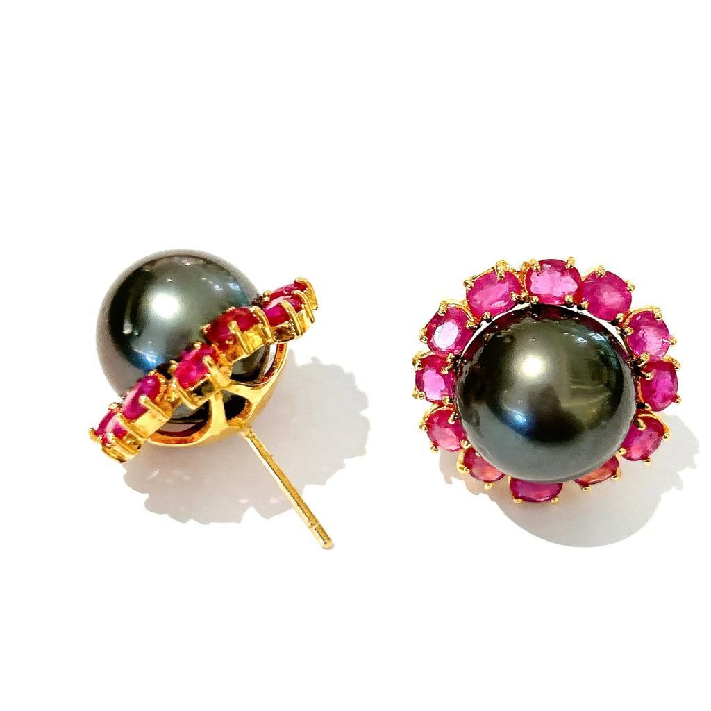 Bochic “Orient” Tahiti Pearls & Red Rubies Earrings Set In 18K Gold & Silver 

Rose Cut Natural Rubies - 5 Carats 
Black South Sea Tahiti Pearls 

The earrings from the 