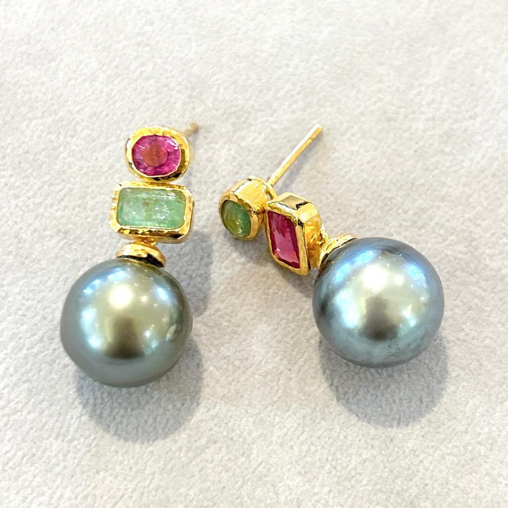Bochic “Orient” Tahiti Pearls, Ruby & Emerald Earrings Set In 18K Gold & Silver 

Tahiti South Sea Pearls, Gray color with Pink Tone 
Natural Emeralds From Zambia - 4 Carat 
Natural Rubies From Burma - 4 Carat 

The earrings from the 