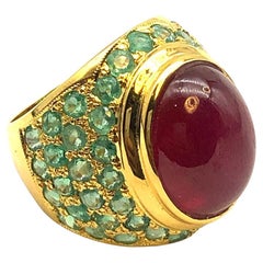 Anello da cocktail con smeraldo e rubino "Orient" di Bochic in oro e argento 18 carati
