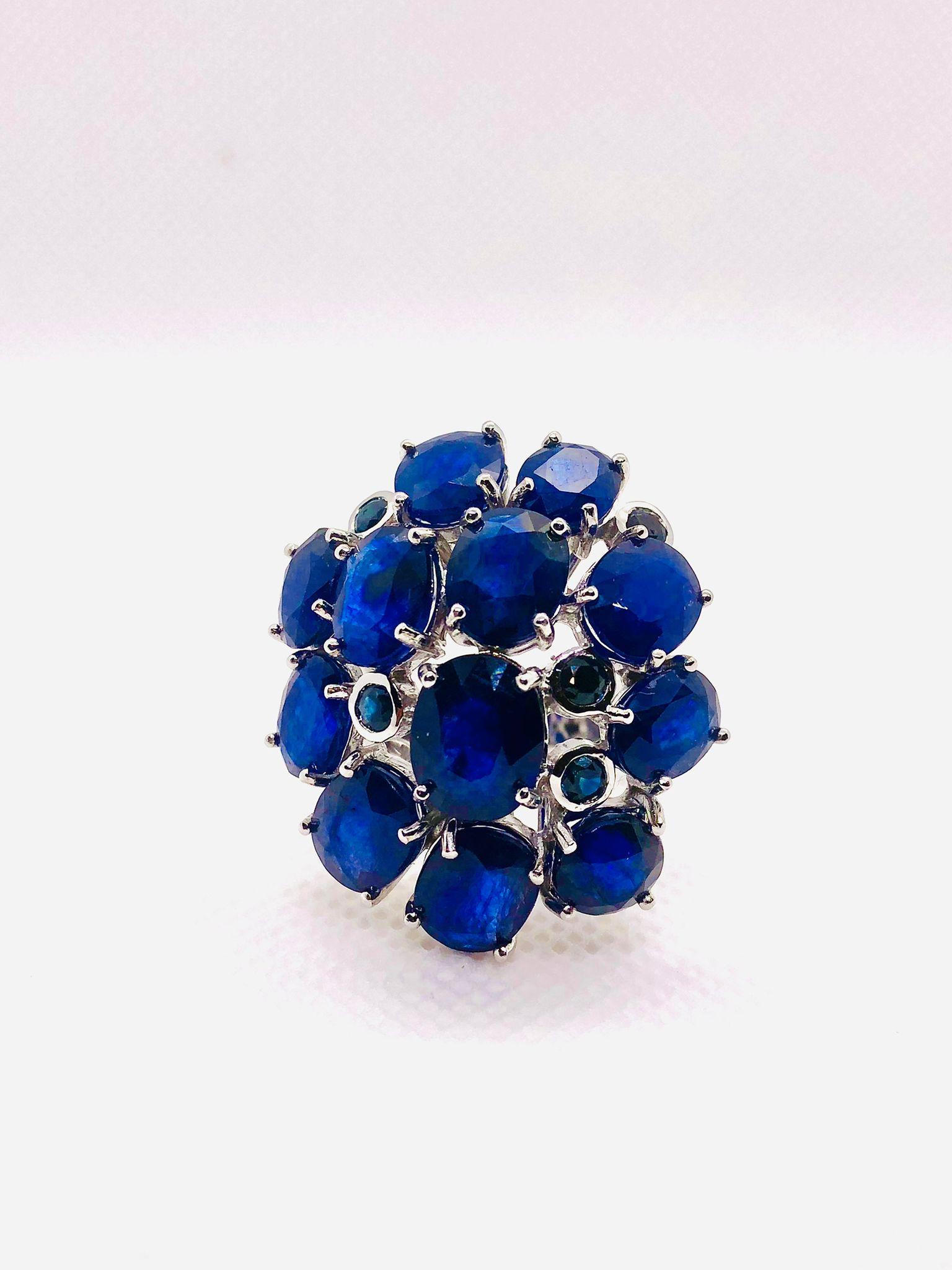 Bochic “Orient” Vintage Blue Sapphire Vintage Cluster Ring Set 18K White Gold & Silver

Blue Sapphire  - 22 Carat 

This Ring is from the 