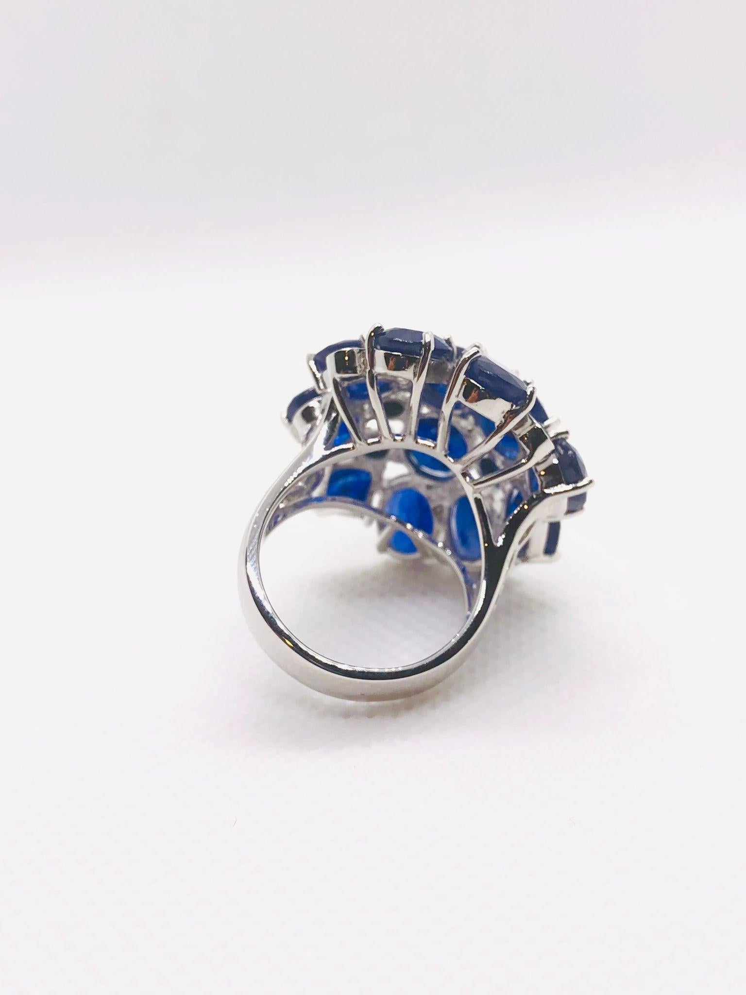 Bochic “Orient” Vintage Blue Sapphire Vintage Cluster Ring Set 18K White Gold & In Excellent Condition For Sale In New York, NY