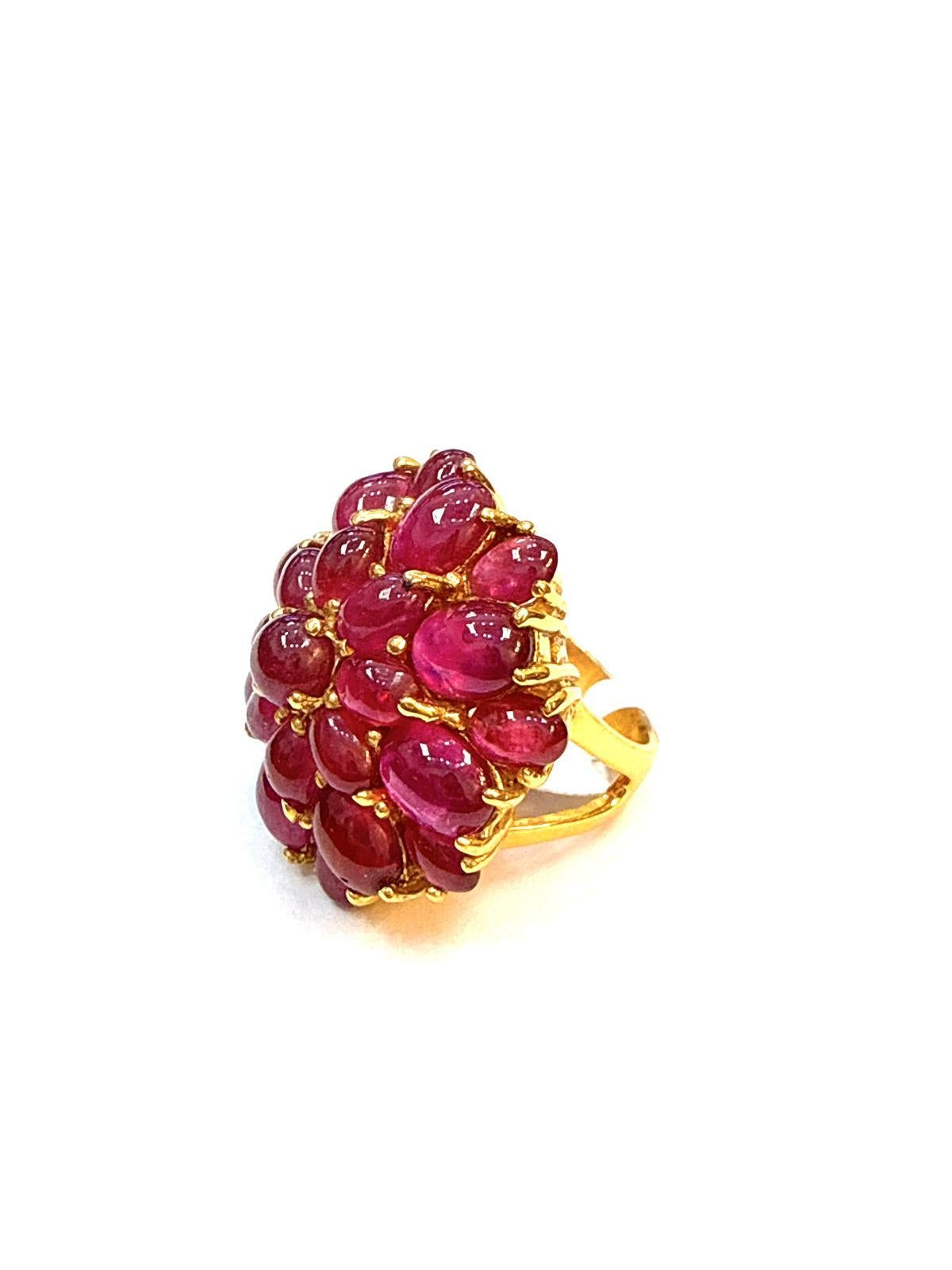 Bochic “Orient” Vintage Bubble Cabochon Ruby Ring Set In 18K Gold & Silver In Excellent Condition For Sale In New York, NY