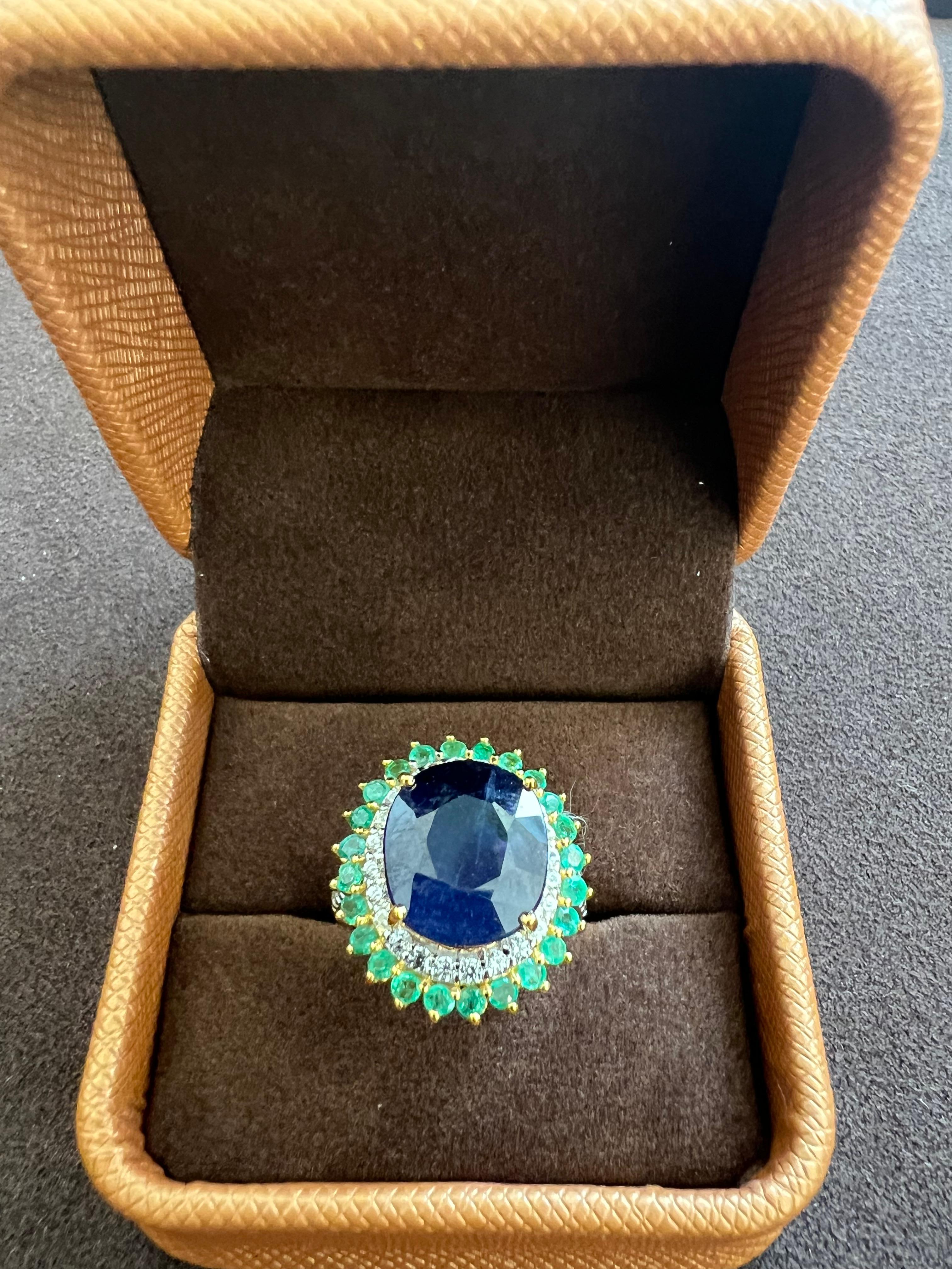 Bochic “Orient” Vintage Diamond, Blue Sapphire & Emerald Ring Set In 18K Gold & In Excellent Condition For Sale In New York, NY