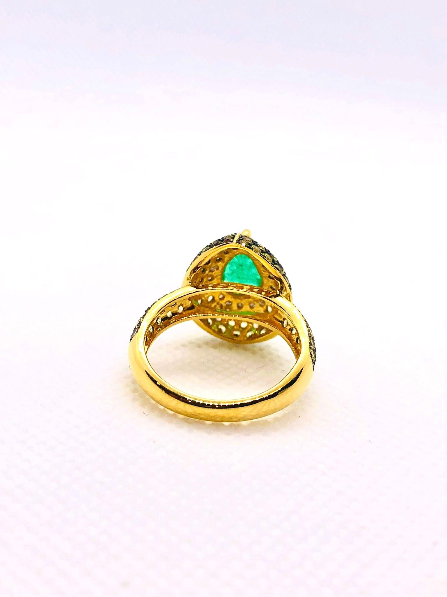 Bochic “Orient” Vintage Emerald & Fancy Yellow Sapphire Ring Set In 18K Gold & S In Excellent Condition For Sale In New York, NY