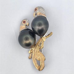 Bochic "Orient" Spilla vintage con rubino e perle nere di Tahiti in oro 18 carati e seta