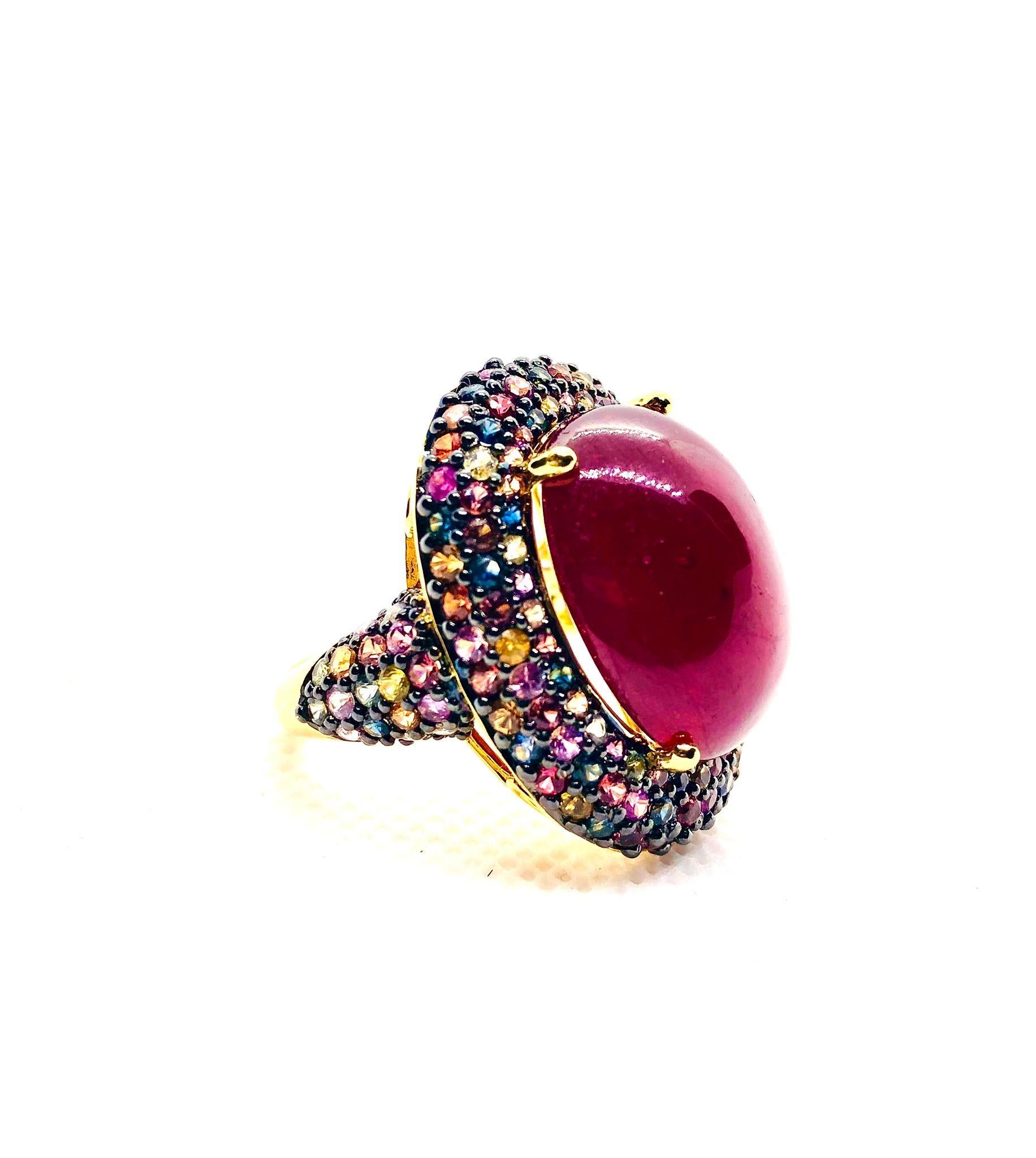 Anello da cocktail con rubino d'epoca e gemme multicolore di Bochic 