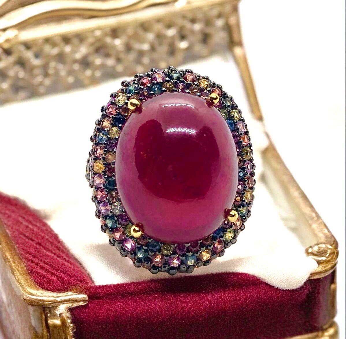 Anello da cocktail con rubino d'epoca e gemme multicolore di Bochic 