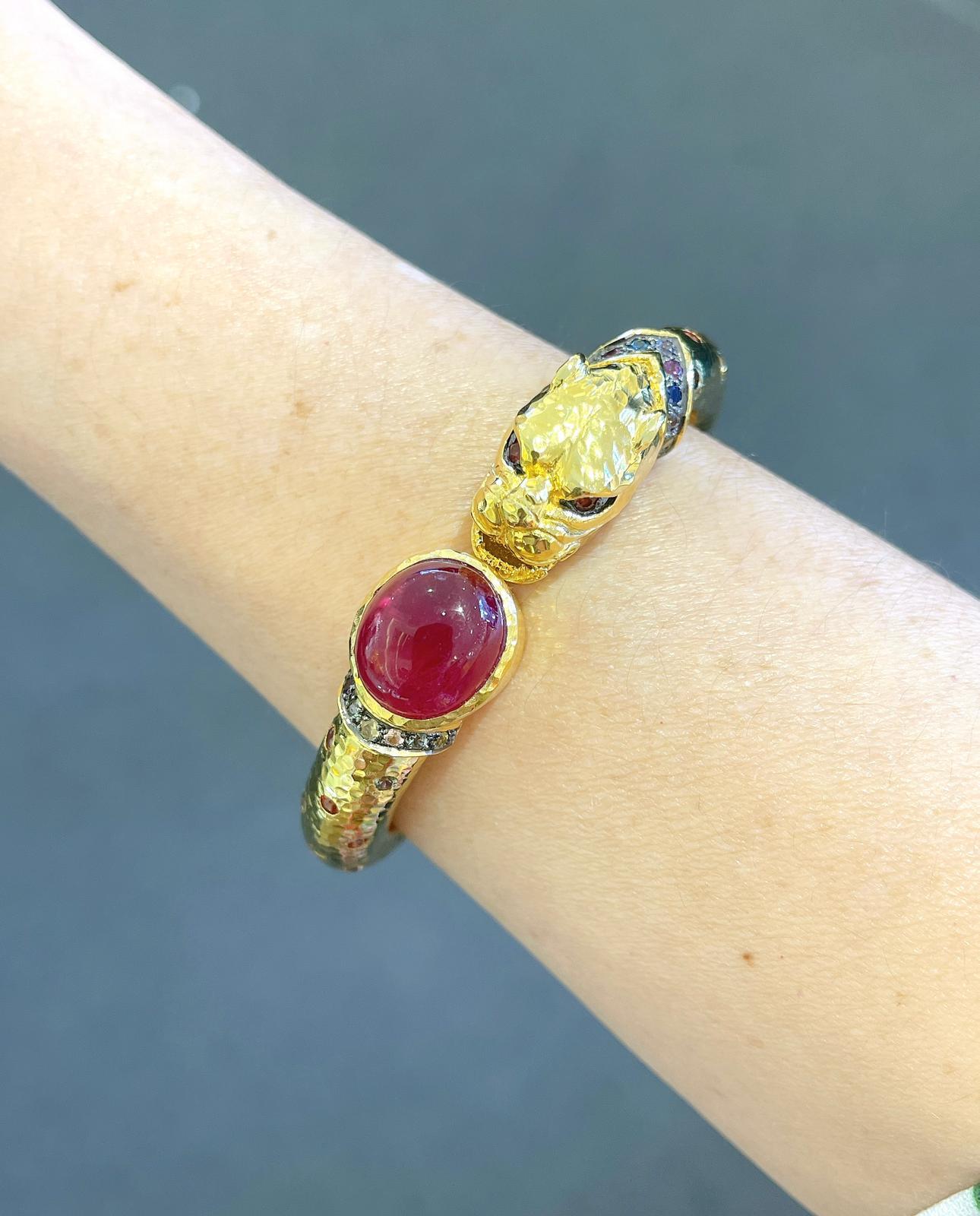 Bochic “Orient” Vintage Ruby & Multi Sapphire Dragon Bangle Set In 18K Gold & In Excellent Condition For Sale In New York, NY