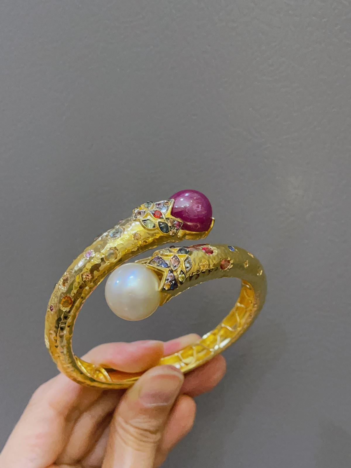 Bochic “Orient” Vintage Ruby, Pearl & Multi Sapphire Dragon Bangle Set In 18K Gold & Silver

Multi color sapphires from Sri Lanka 
3 Carat 
Colors: Pink, Orange, Blue, Rose, Yellow, Green 
White South Sea Pearl 

The bangle has an open and close