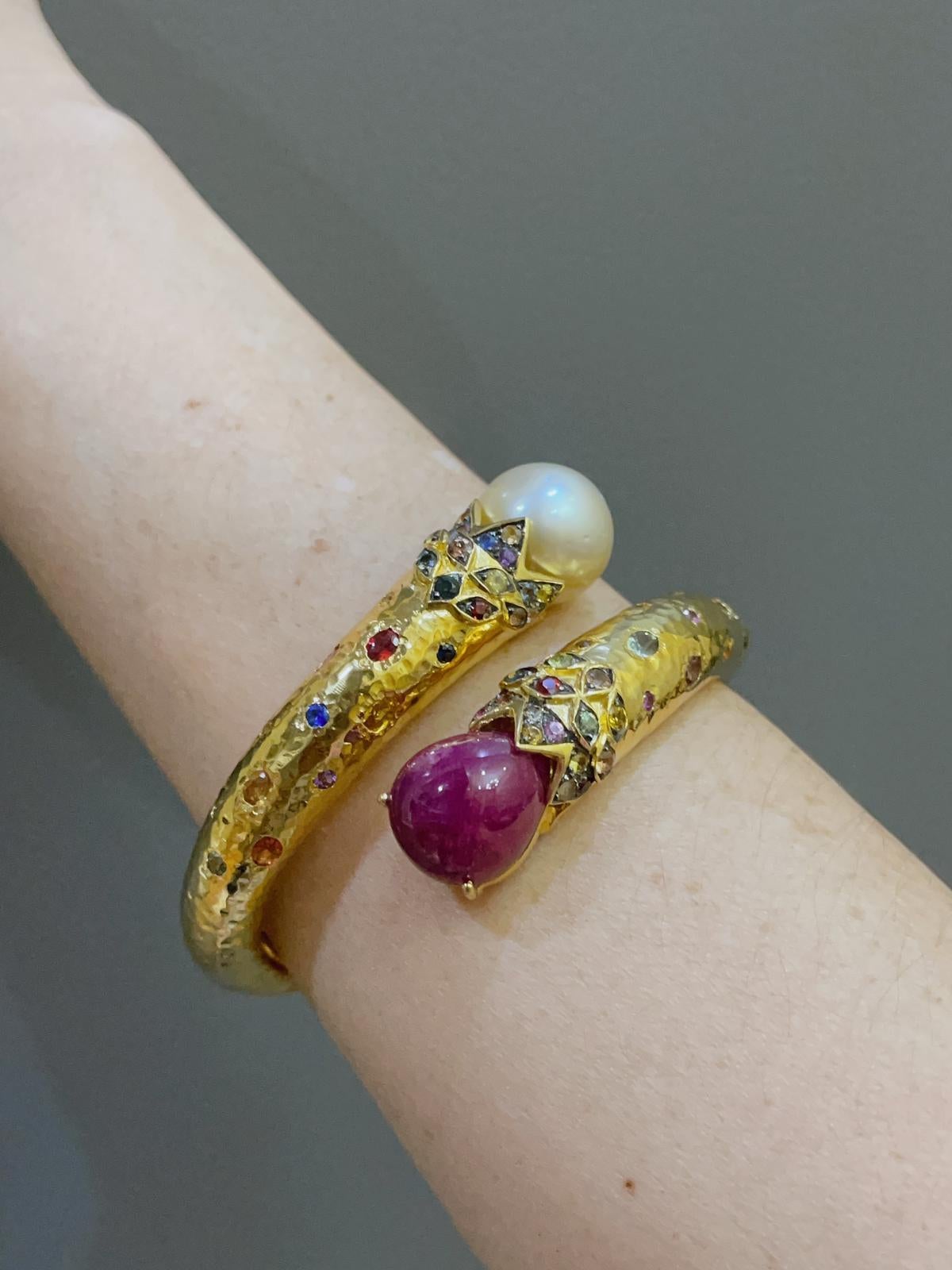 Bochic “Orient” Vintage Ruby, Pearl & Multi Sapphire Dragon Bangle Set In 18K Go In Excellent Condition For Sale In New York, NY