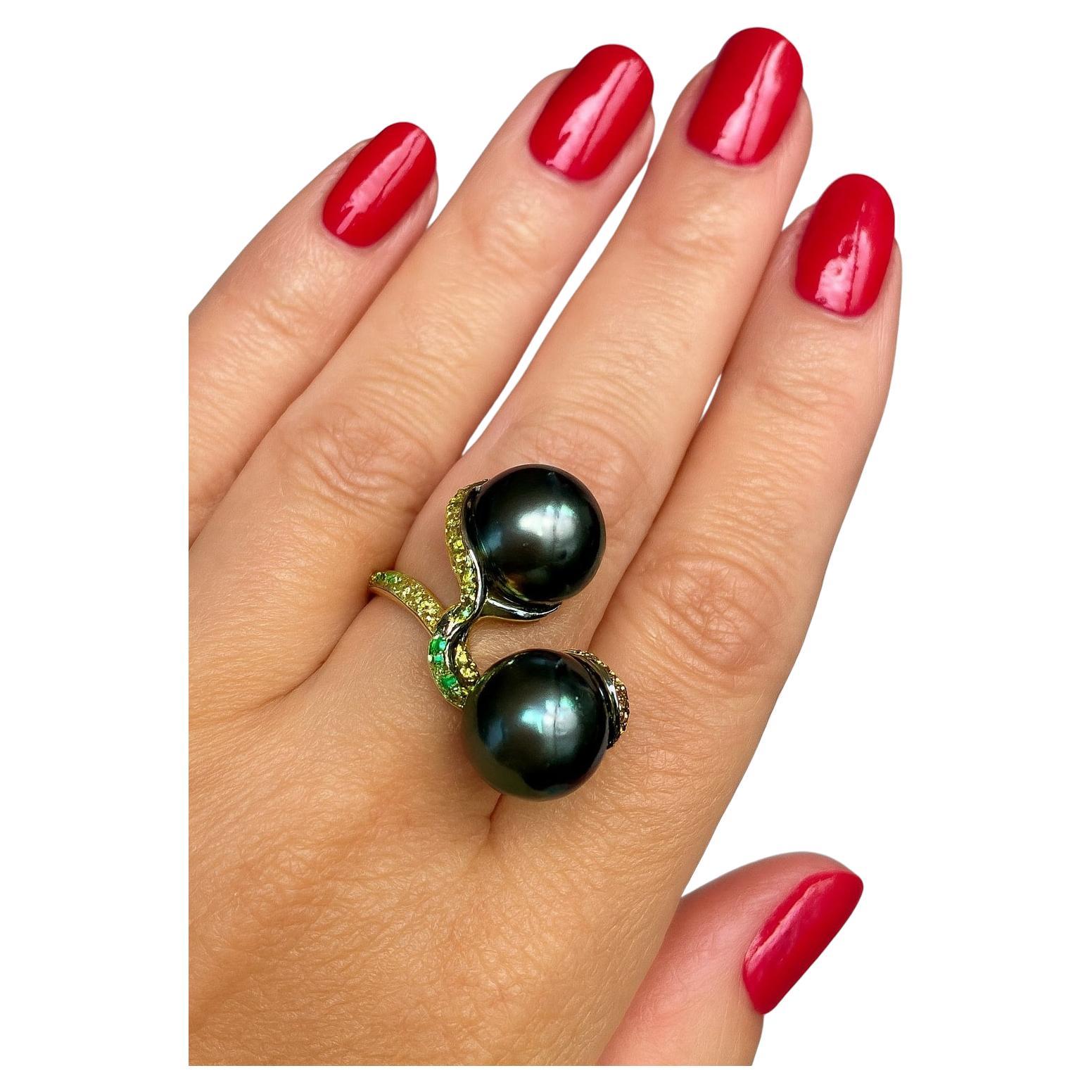 Anello Bochic "Orient" vintage con perle dei mari del sud, smeraldi e zaffiri in oro 18 carati e